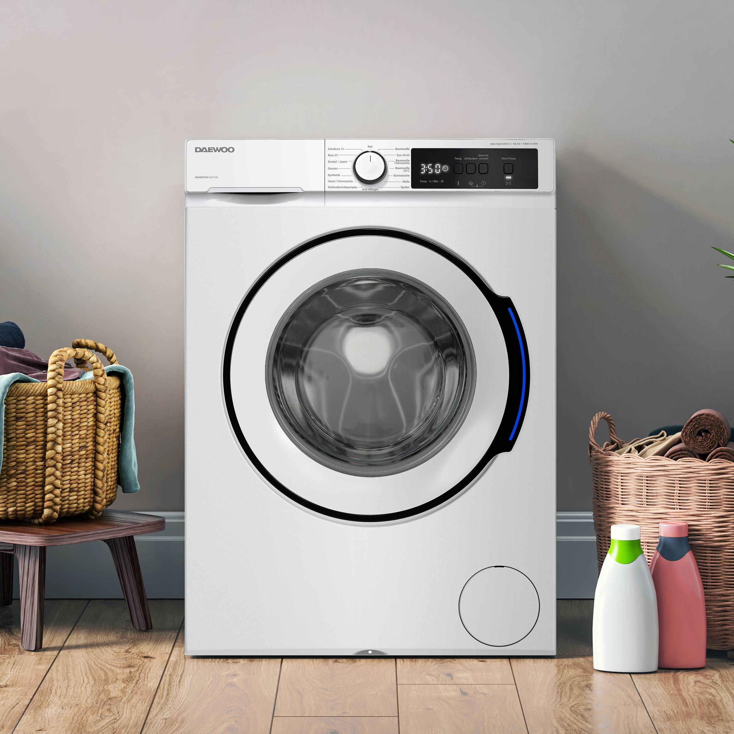Eine Waschmaschine mit Frontlader steht auf einem Holzboden, umgeben von Wäschekorben. Das Bedienfeld ist mit Einstellungen sichtbar.