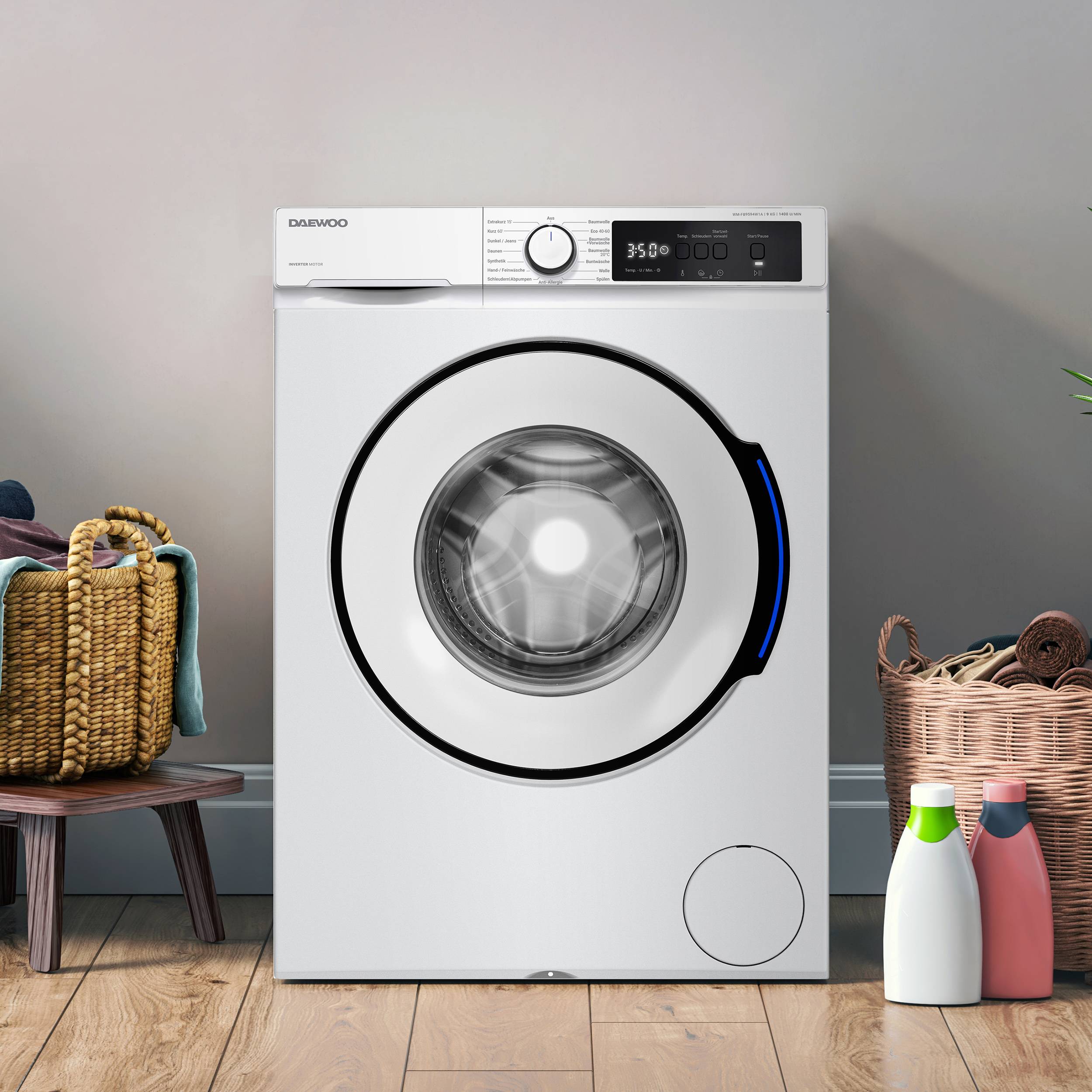 Eine moderne Waschmaschine in der Mitte eines Wäscheraums mit Körben und Waschmittelflaschen in der Nähe, mit digitaler Bedienfeld.