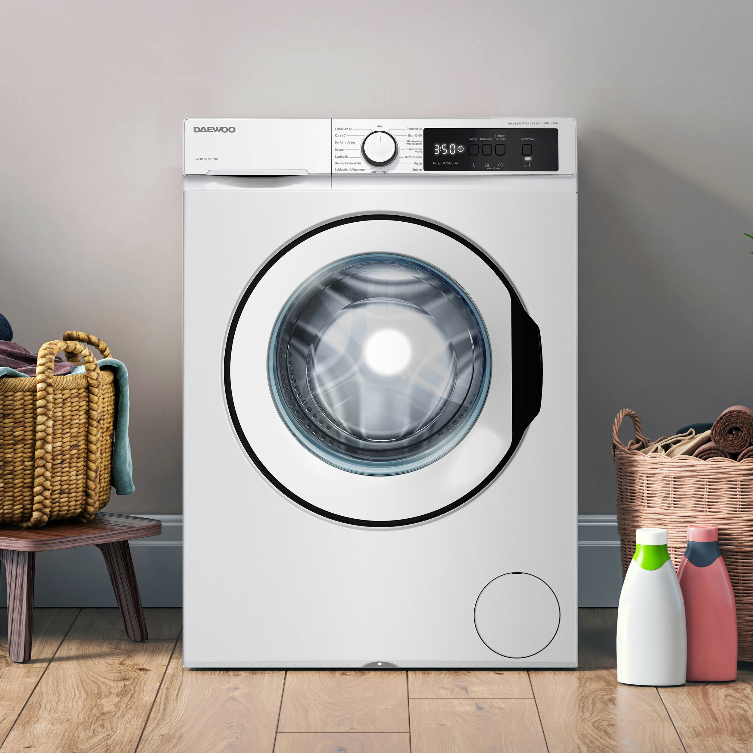 Moderne Frontlade-Waschmaschine in einem Waschraum, umgeben von Wäschekörben und Waschmittel, mit einem digitalen Bedienfeld.