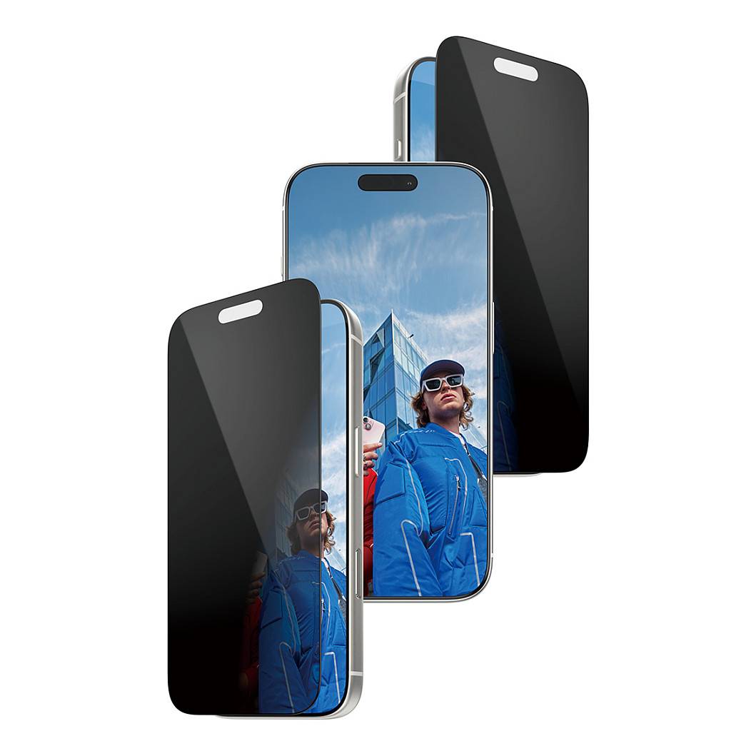 Drei Smartphones in einer Reihe mit Displayschutzfolien für Datenschutz. Das mittlere Telefon zeigt eine Person, die sich in einem Glasgebäude spiegelt.
