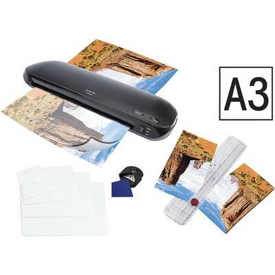 Ein schwarzer Laminiergerät mit Kunstdrucken, die laminiert werden, ein Satz Laminierfolien und ein Etikett in der Größe „A3