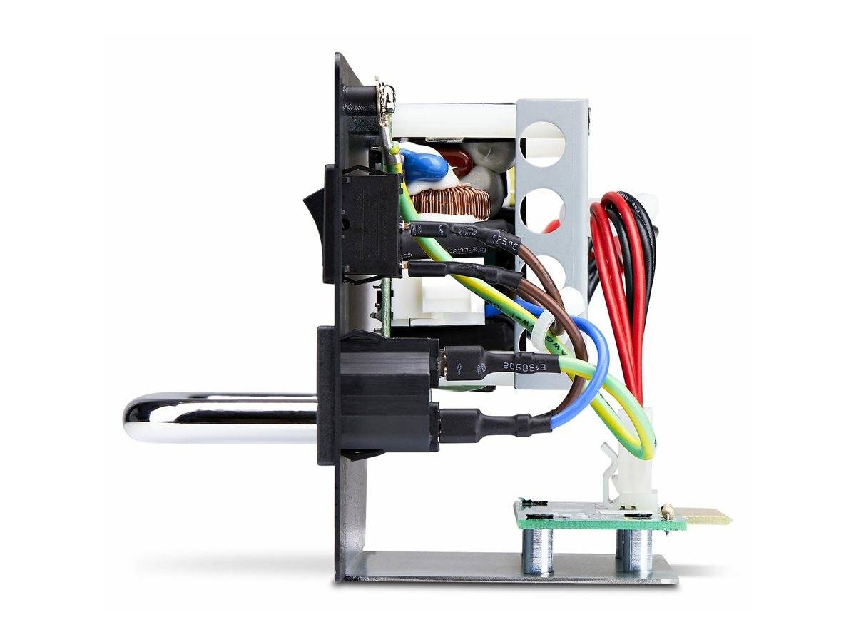 Seitenansicht eines elektrischen Relaismoduls, das auf einer Metallhalterung montiert ist, mit mehreren farbigen Drähten, die an Klemmleisten angeschlossen sind.