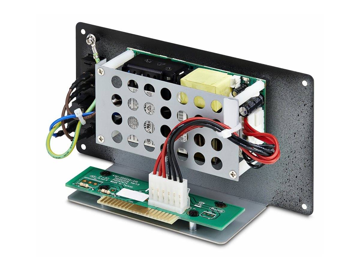 Offenes elektronisches Modul mit Verkabelung, metallischer Abschirmung und auf einer schwarzen Gehäuse montierten Leiterplatten, isoliert auf weißem Hintergrund dargestellt.
