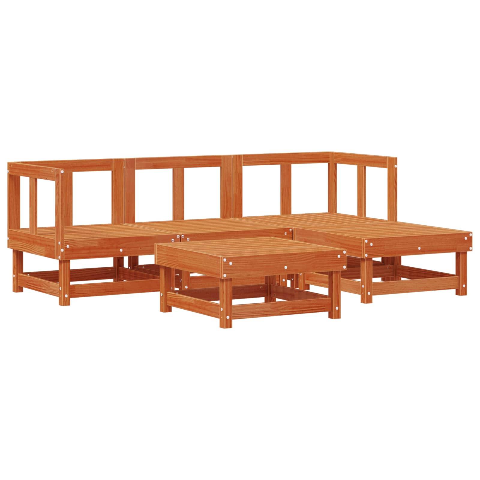 Ein Gartenmöbel-Set aus Holz mit einer Eckgarnitur und zwei passenden Couchtischen, gefertigt aus hellbraunem Holz und mit einem einfachen, modernen Design.