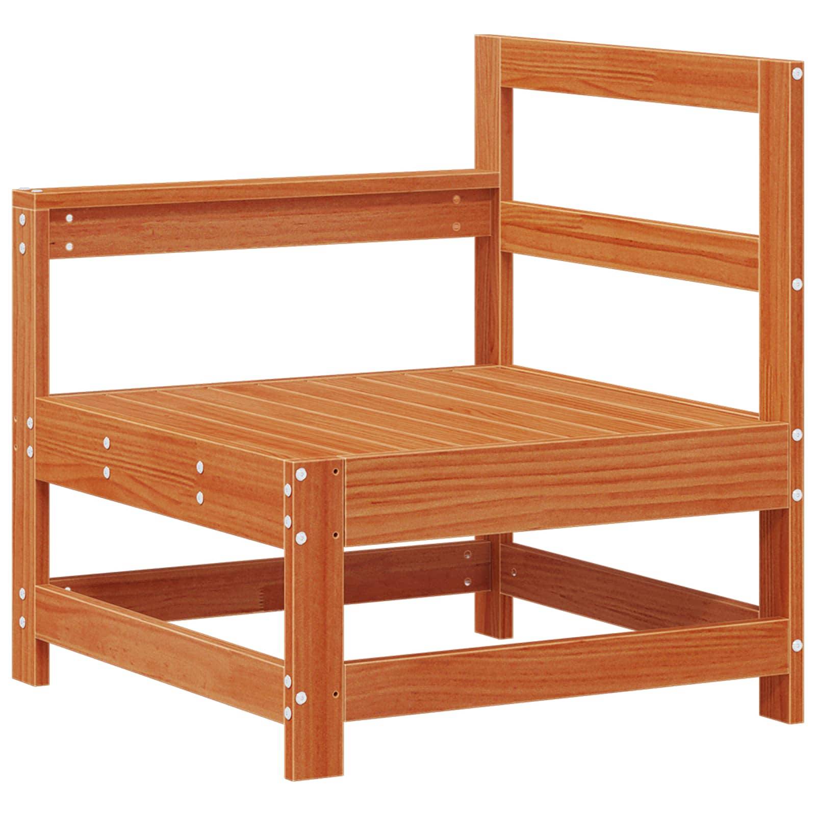 Holzrahmen eines Stuhls mit horizontalen Latten und sichtbaren Schraubendetails, ohne Sitz- und Rückenlehne-Kissen. Einfaches, modernes Design.