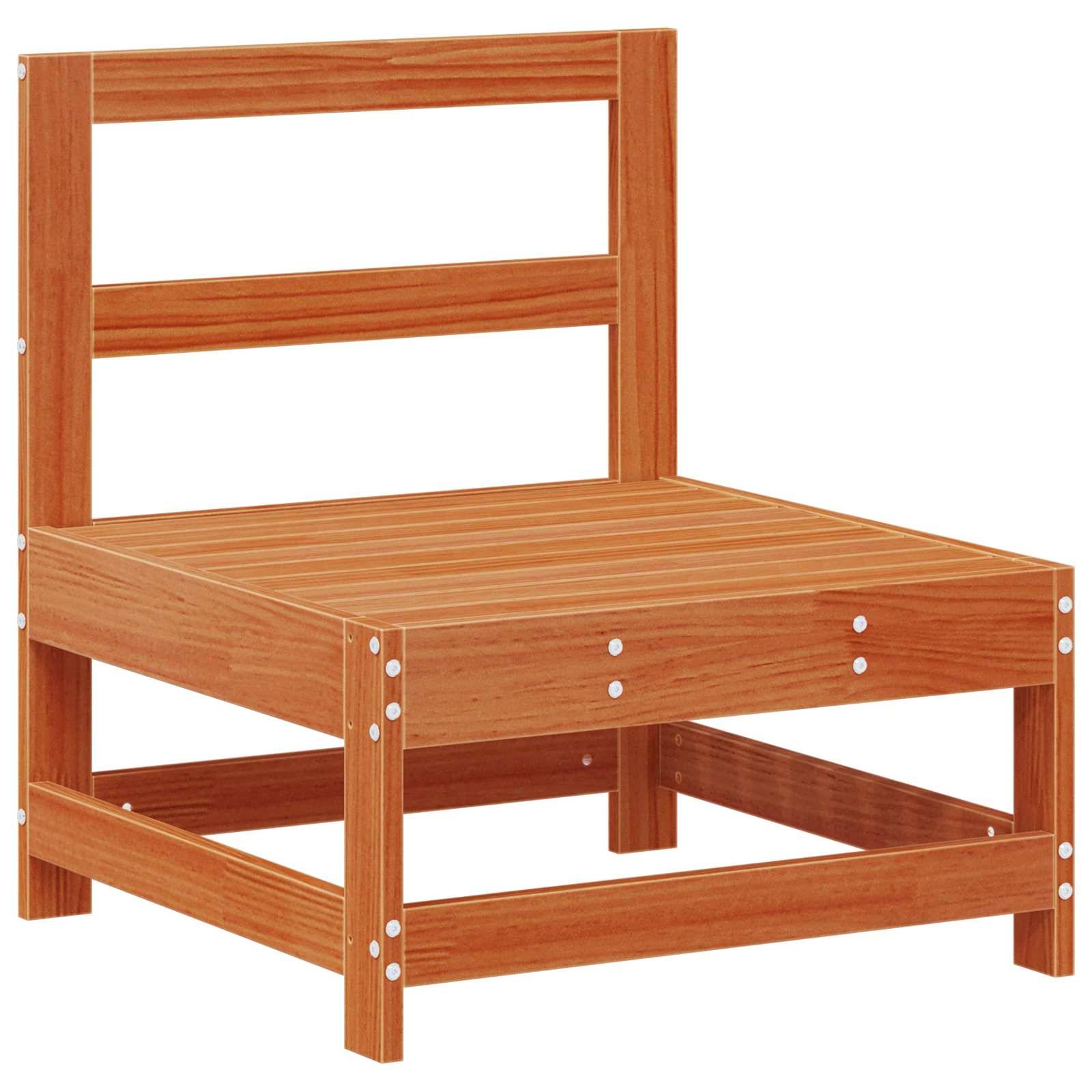 Ein Holzstuhl mit minimalistische Gestaltung, mit horizontalen Lamellen auf der Rückenlehne und Sitzfläche sowie sichtbaren Schrauben am Rahmen.