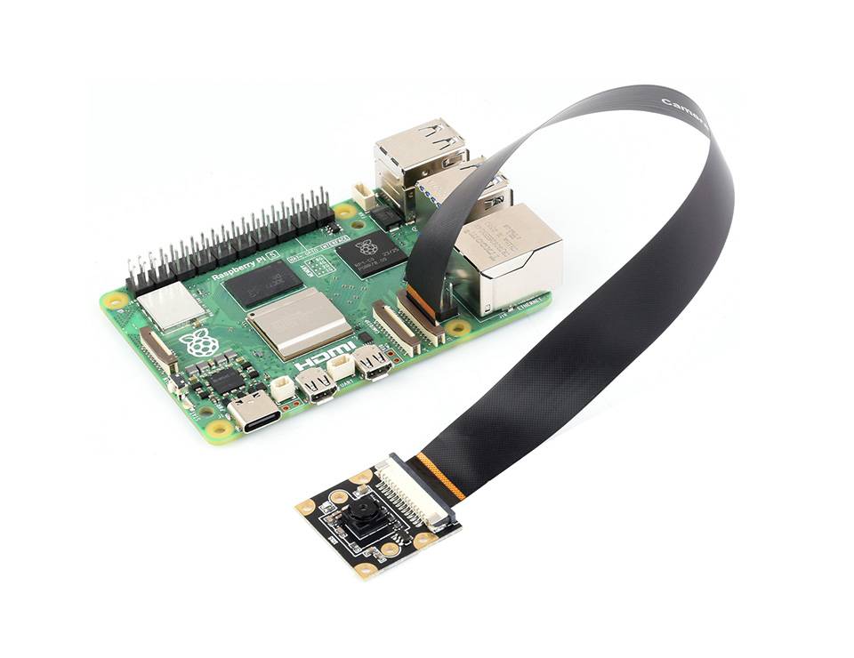 Ein Raspberry Pi mit verbundenem Kameramodul über Flachbandkabel, das seine Anschlüsse und Konnektivitätsoptionen zeigt.
