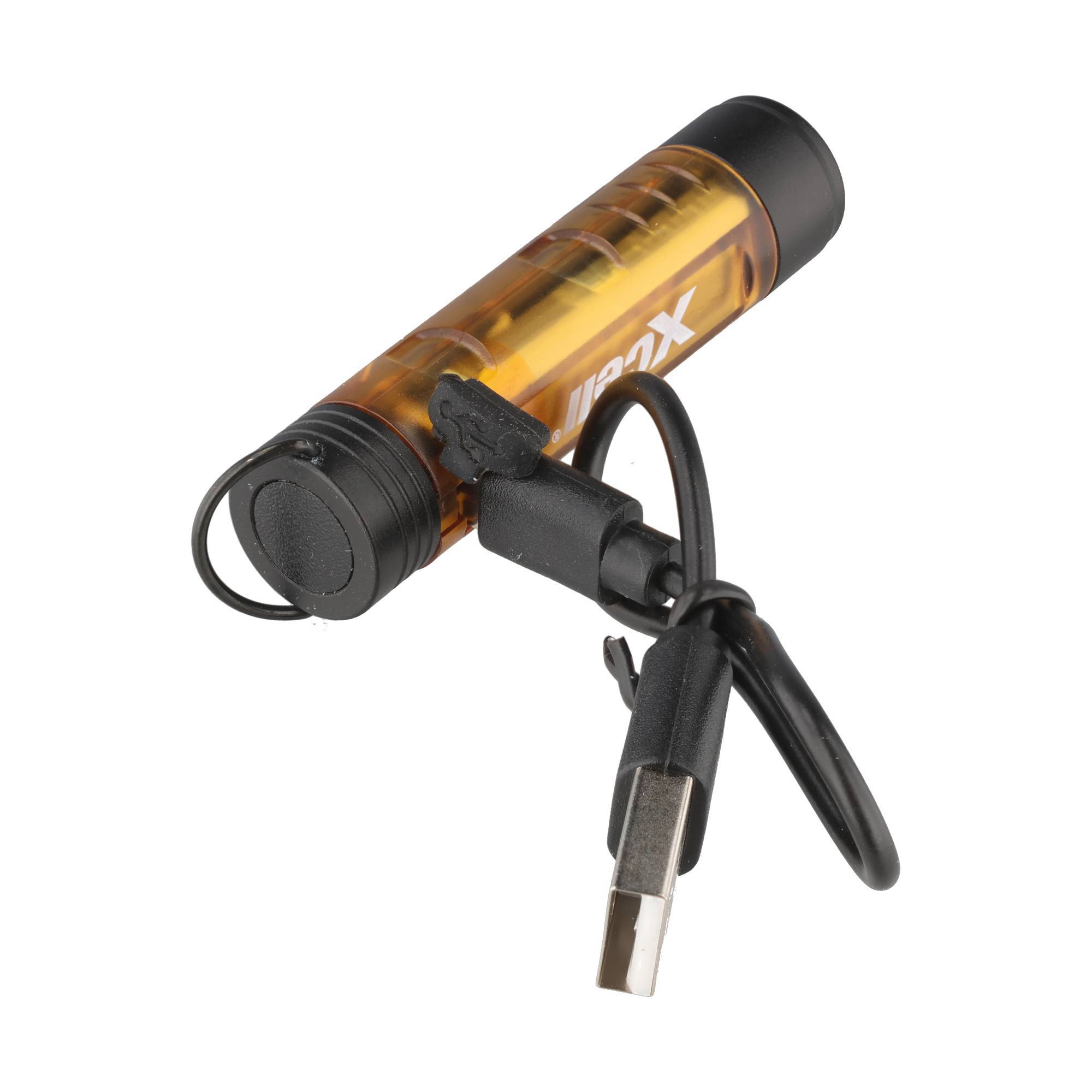 Bernsteinfarbene zylindrische Taschenlampe mit angebrachtem USB-Ladekabel und Clip, dargestellt auf weißem Hintergrund.