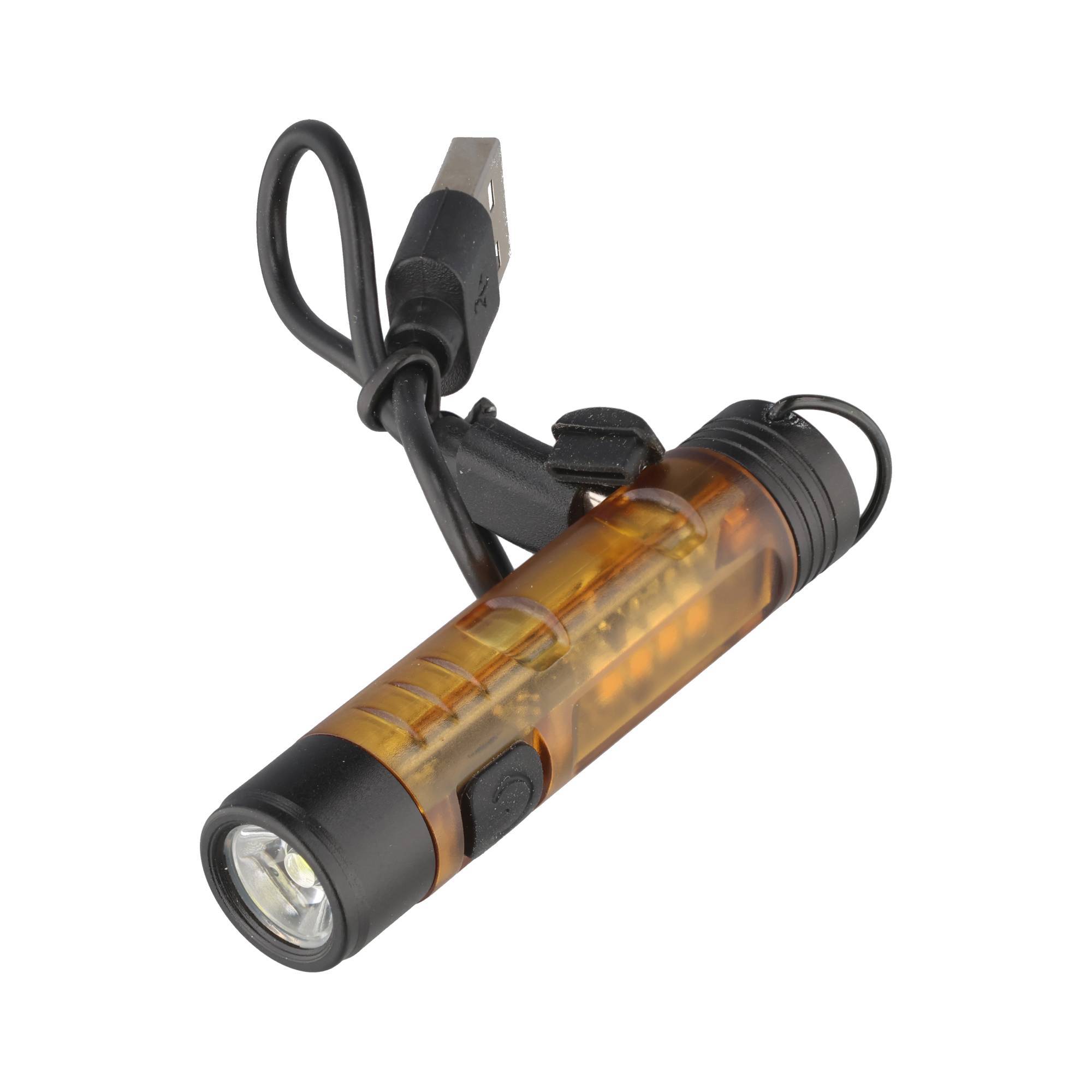 Kleine bernsteinfarbene USB-wiederaufladbare Taschenlampe mit angebrachtem Ladekabel, auf weißem Hintergrund dargestellt.