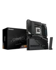 Mainboard-Produktbild mit GIGABYTE AORUS-Branding. Umfasst ein Motherboard, eine Schachtel und eine Wi-Fi-Antenne, hervorgehoben vor weißem Hintergrund.