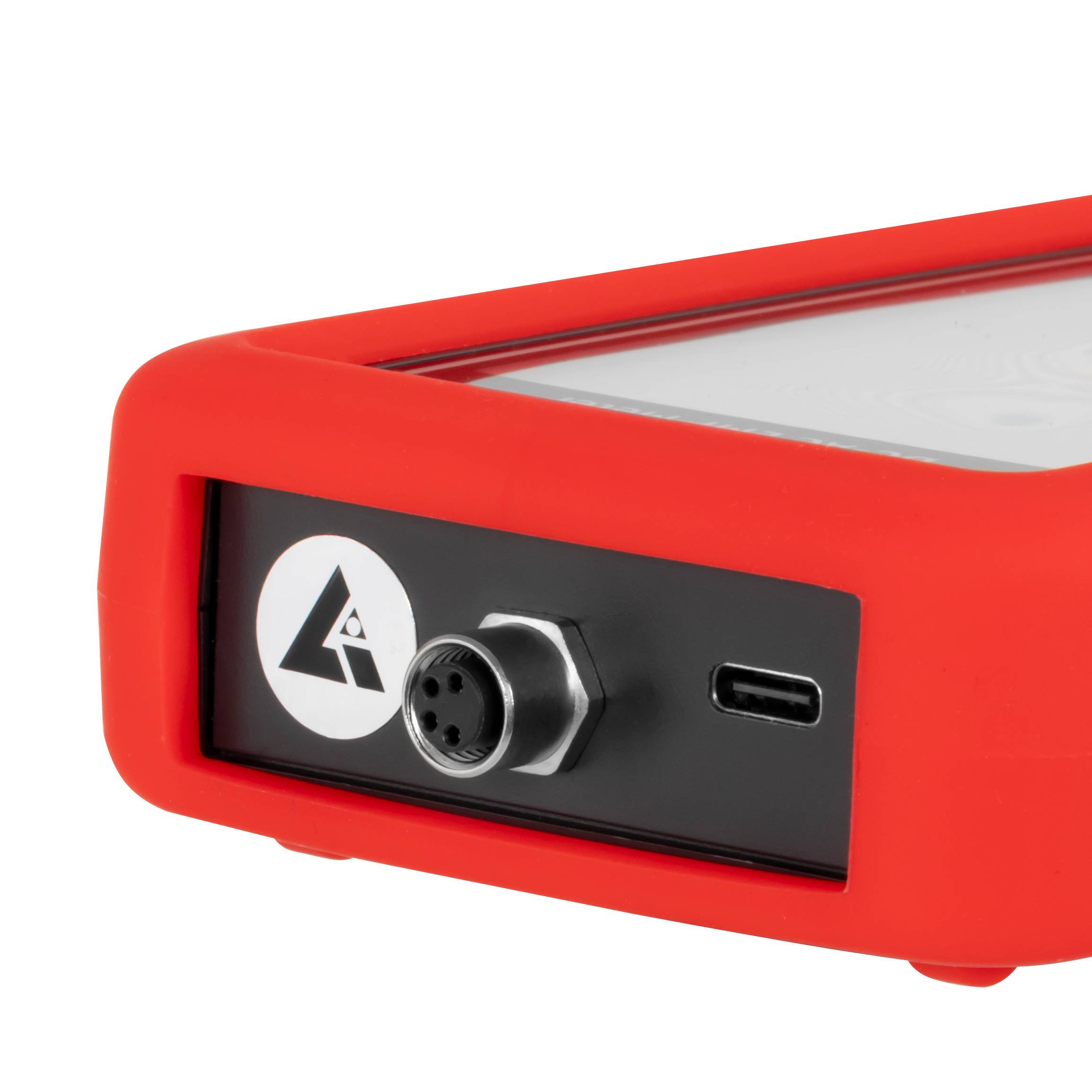 Ein elektronisches Gerät mit rotem Rand und einer Anschlussbuche auf der Vorderseite.