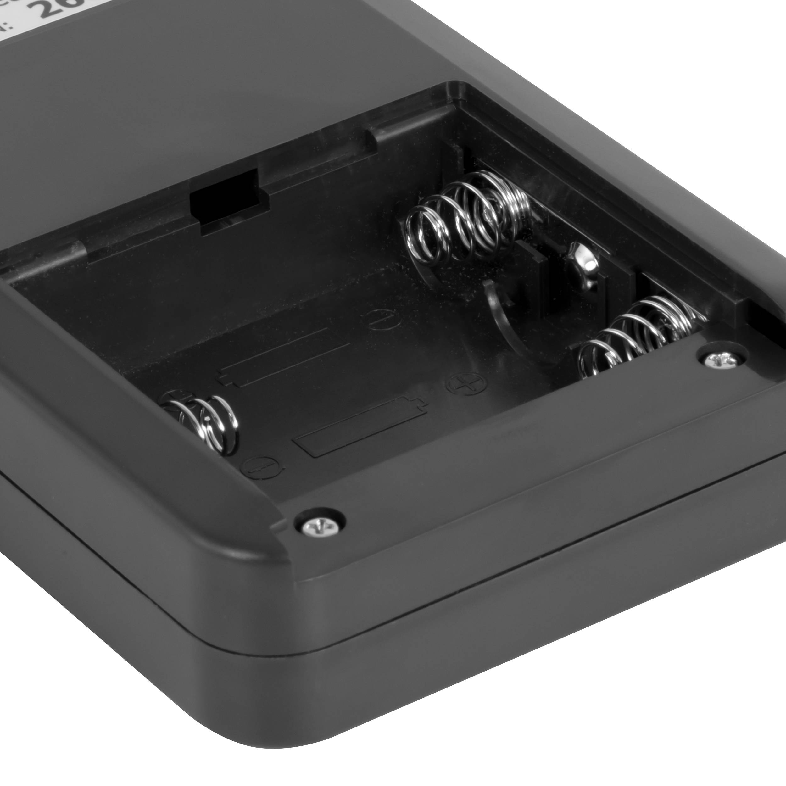 Das Bild zeigt die Rückseite eines Taschenrechners mit einem offenen Batteriefach, das Federn zeigt, aber keine Batterien enthält.