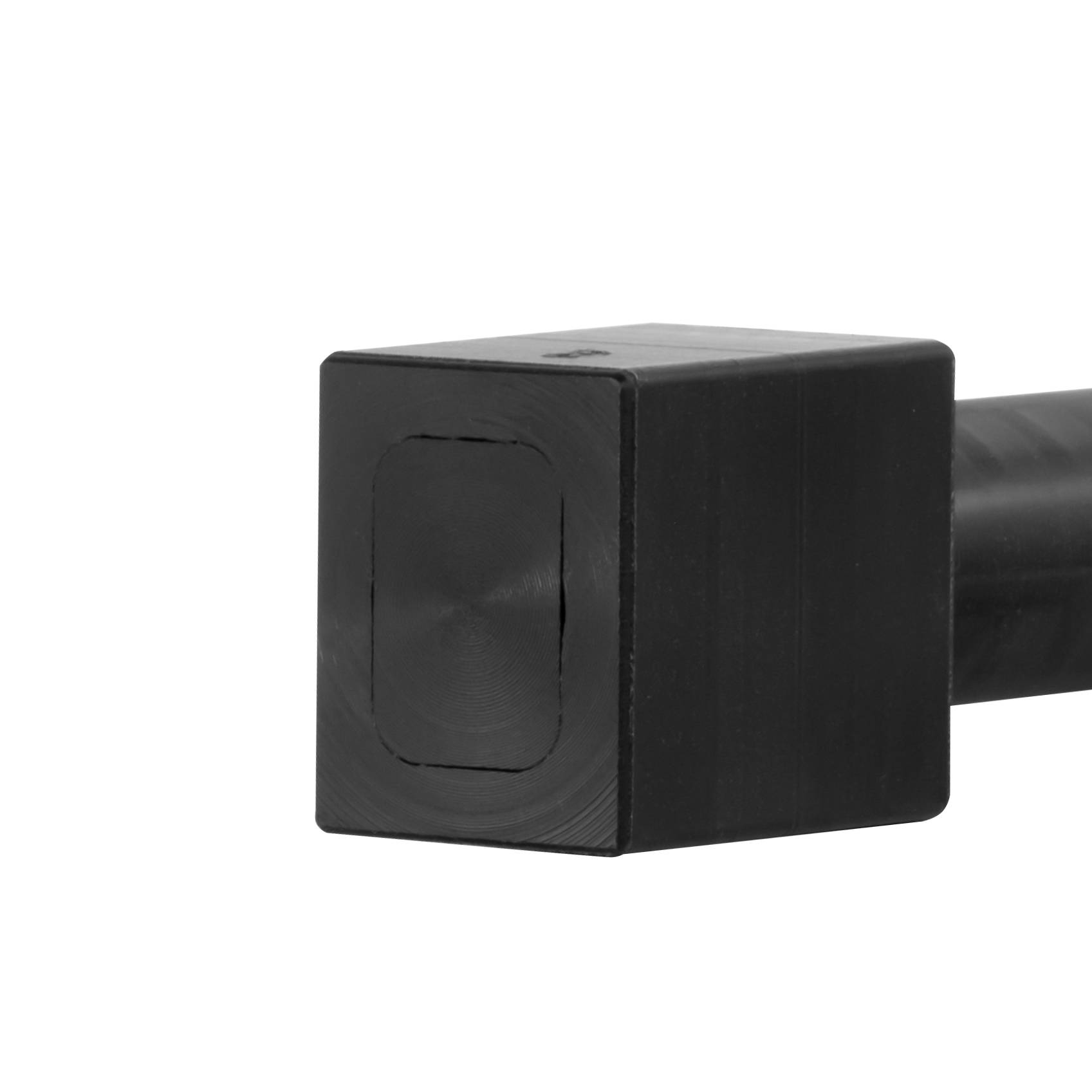 Ein schwarzer quadratischer Stahlstab mit poliertem Ende, dargestellt vor weißem Hintergrund, der seine geometrische Form und Textur unterstreicht.