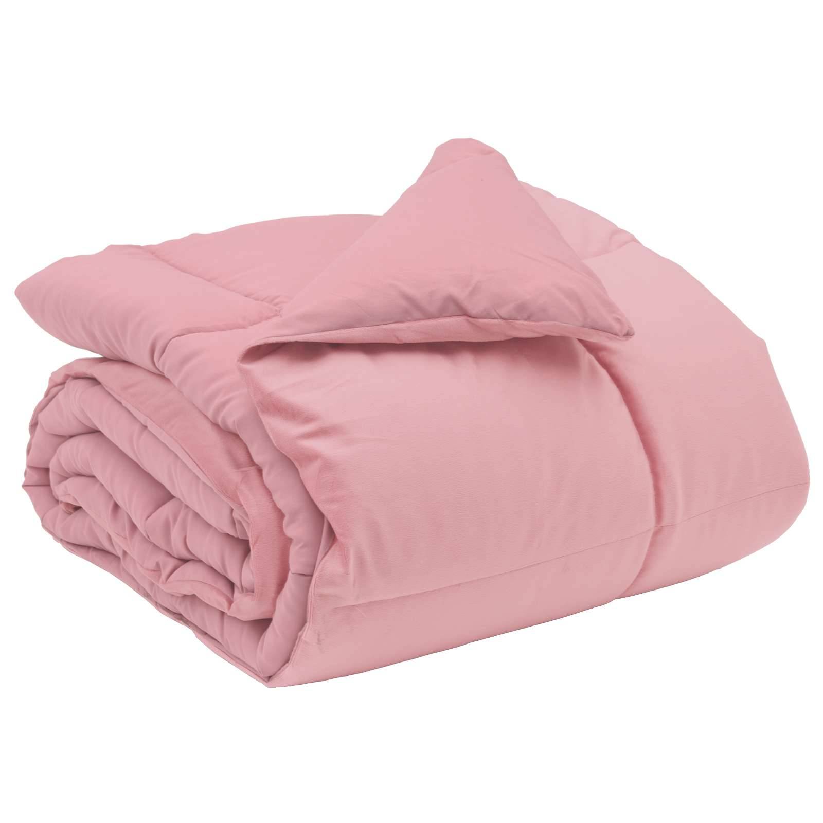 Eine ordentlich gefaltete rosa Steppdecke, die ihre weiche Textur und das einfache, gemütliche Design präsentiert.