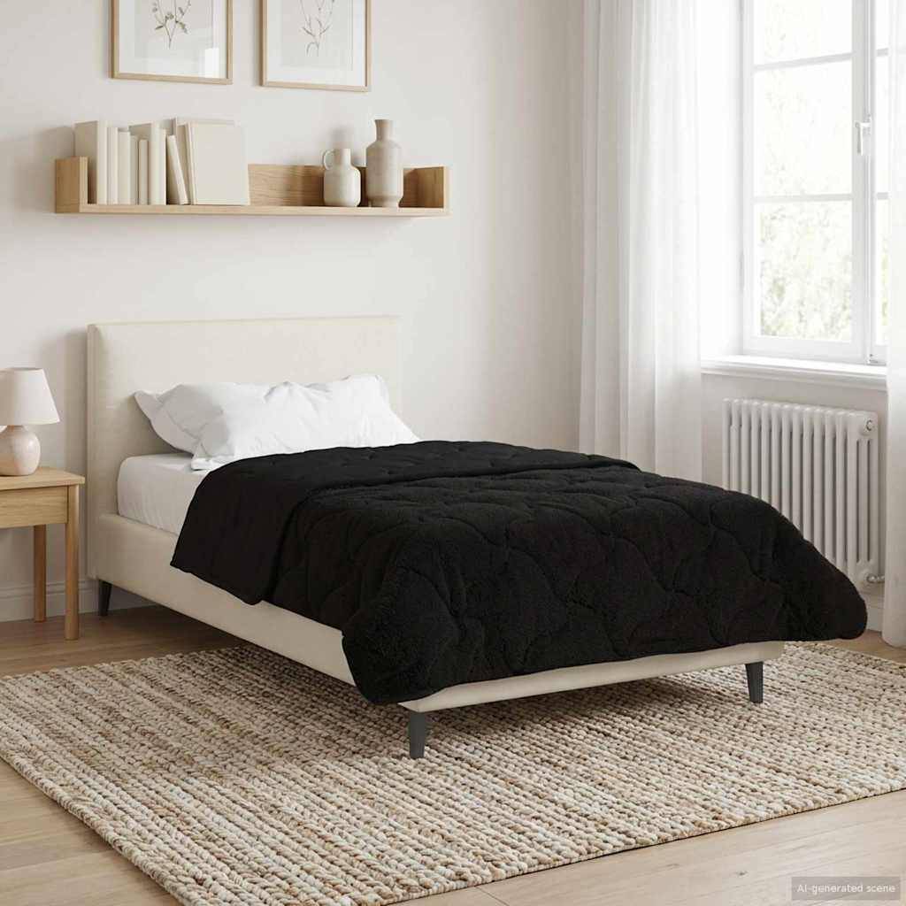 Ein minimalistisches Schlafzimmer mit einem Bett, das mit einer schwarzen Steppdecke bedeckt ist, einem Holznachttisch mit einer Lampe, zwei gerahmten Bildern an der Wand und einem Fenster.