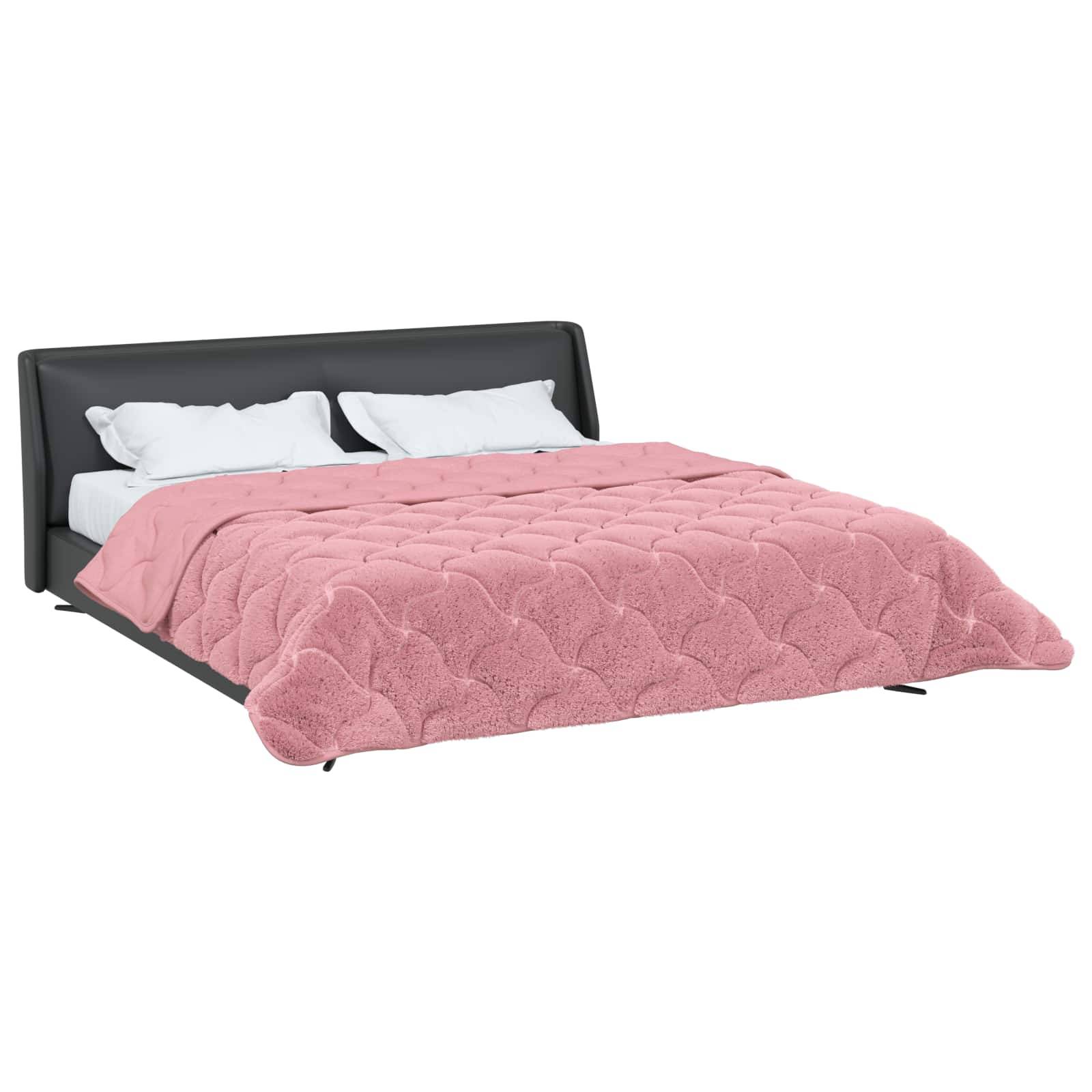 Ein schwarzes, flaches Bett mit weißen Kissen und einer gesteppten rosa Decke, die ein modernes Design zeigt.