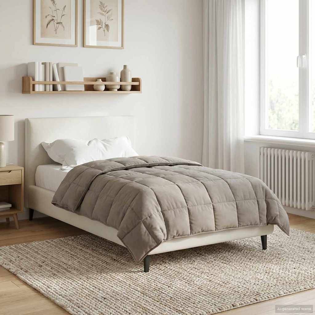 Ein minimalistisches Schlafzimmer mit einem weißen Bett, grauer Tagesdecke, hölzernem Regal, gerahmter Kunst über dem Bett, großem Fenster mit Vorhängen und strukturiertem Teppich.