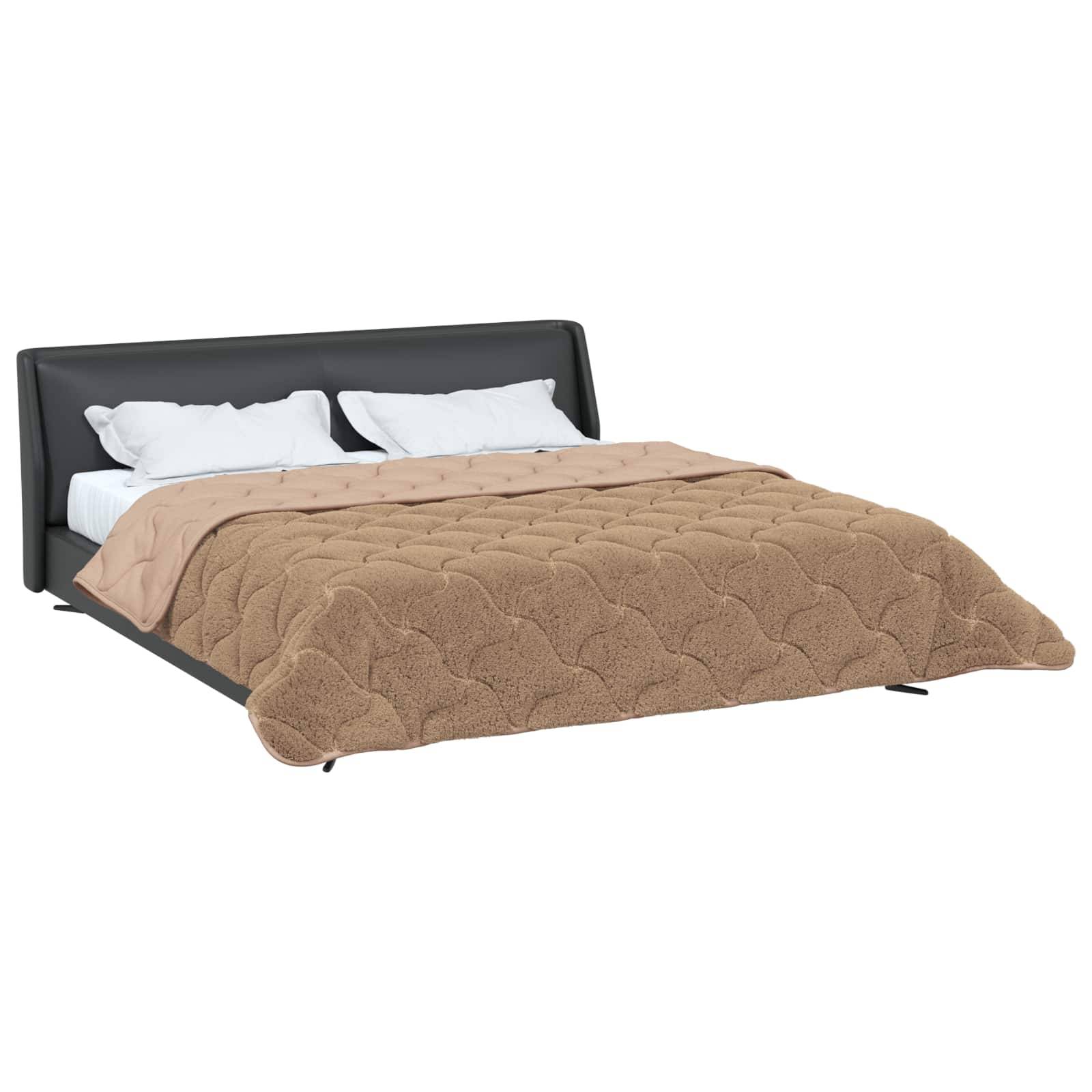 Ein ordentlich gemachtes Doppelbett mit schwarzem Kopfteil, weißen Kissen und einer braun strukturierten Bettdecke.