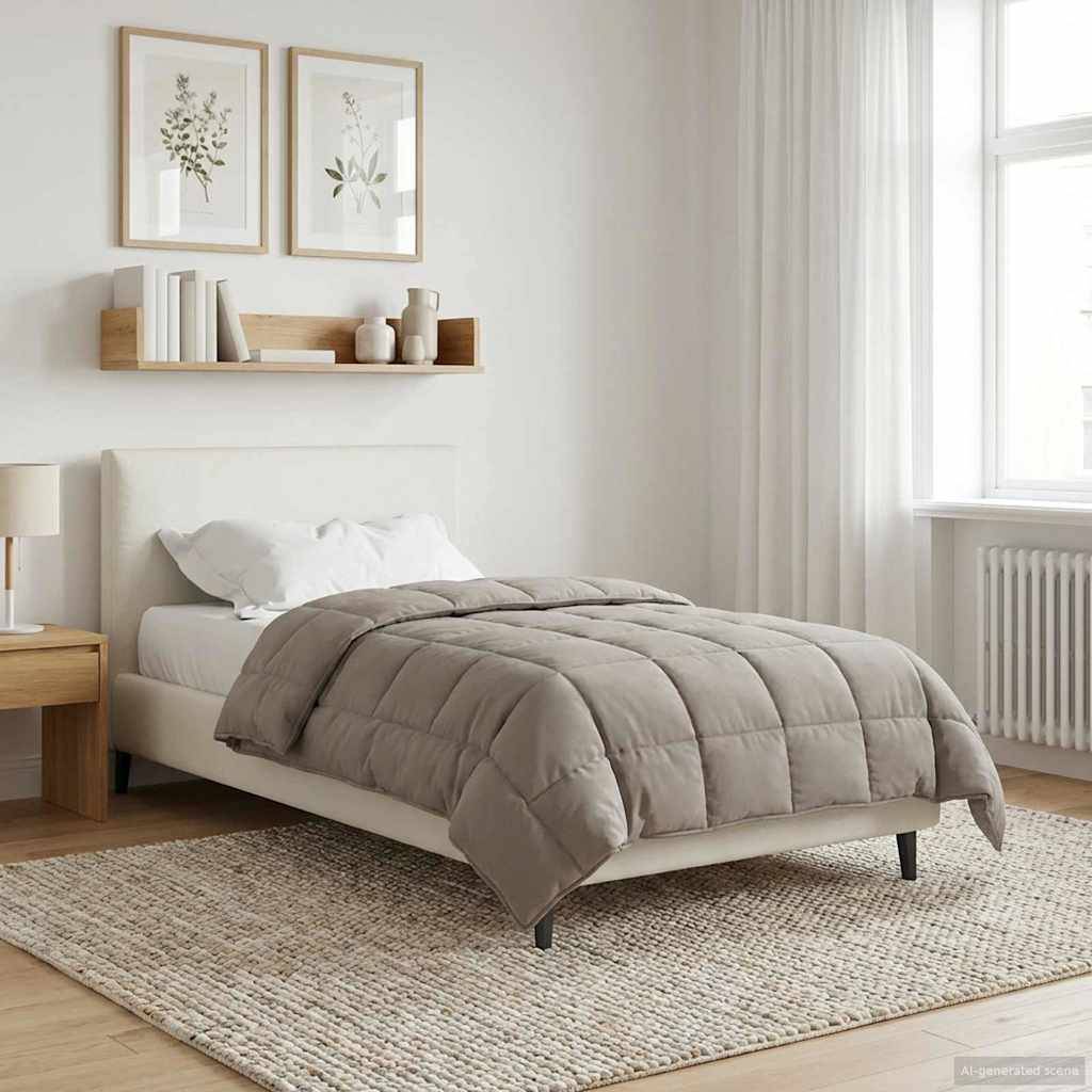 Ein ordentliches Schlafzimmer mit einer beige Tagesdecke auf einem weißen Bett, zwei gerahmten Wanddrucken darüber und einem Regal aus hellem Holz, das kleine Dekorationsgegenstände hält.
