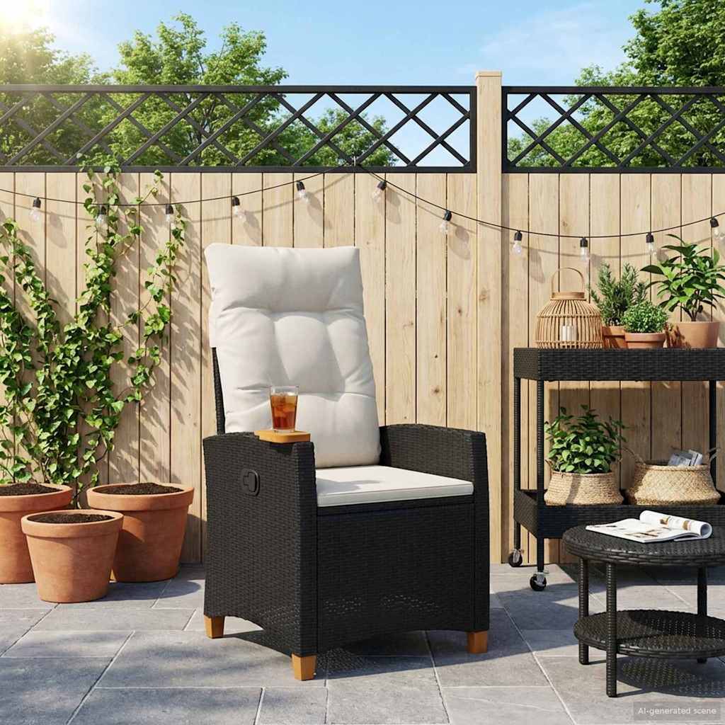 Eine Terrasse mit einem gepolsterten Stuhl, auf dem ein Getränk steht, umgeben von Topfpflanzen, einem Holzzaun und einem kleinen Wagen mit Körben.