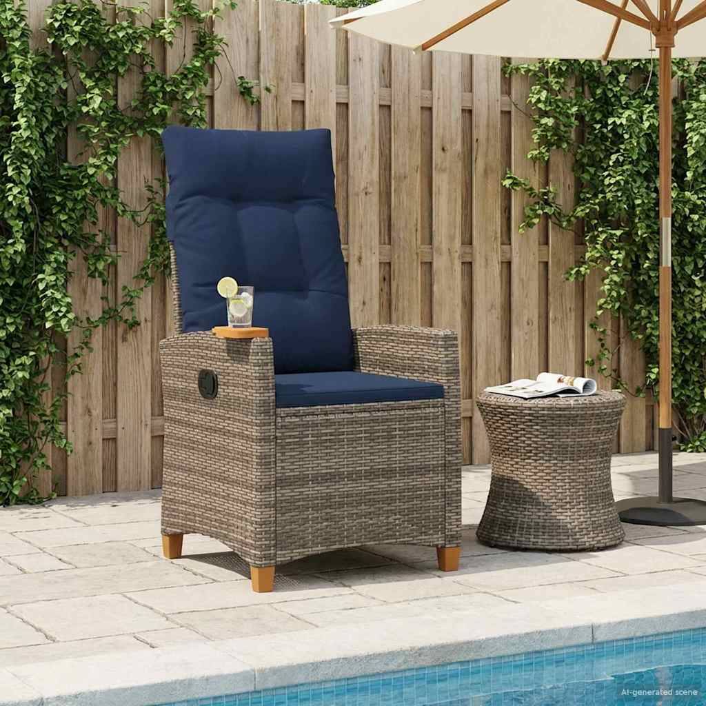 Ein Korbstuhl mit einem blauen Kissen steht am Pool und ist mit einem Getränk belegt. Ein Regenschirm spendet Schatten, während Grünpflanzen den Zaun säumen.