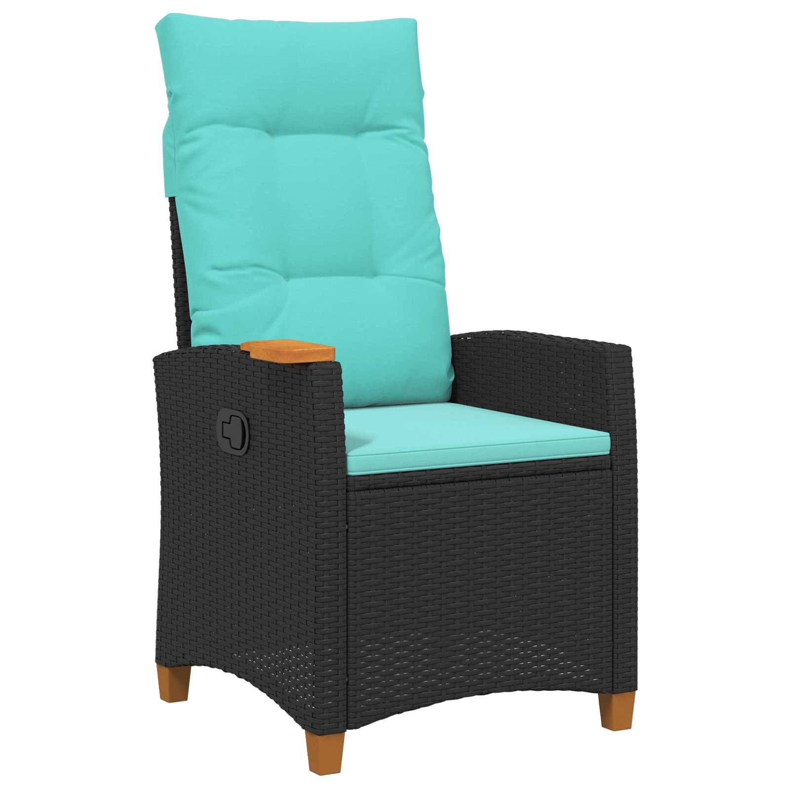 Hochlehniger Outdoor-Rattanstuhl mit hellblauen Kissen und Holzarmlehnen. Geeignet für Entspannung auf der Terrasse oder im Garten.
