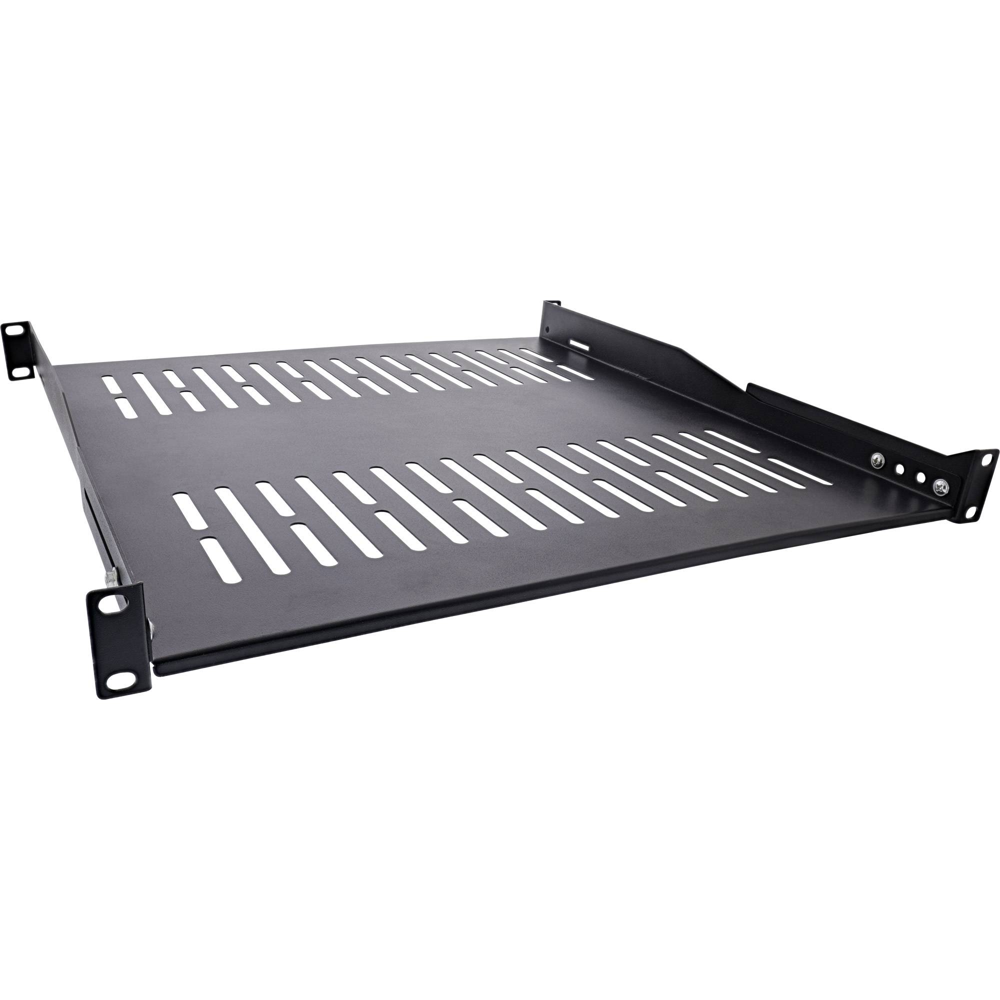 Ein schwarzes, in ein Rack einbaubares Metallregal mit schlitzförmiger Belüftung, das zur Aufnahme von Ausrüstung konzipiert ist. Es hat abgewinkelte Seitenflächen und Montageklammern.