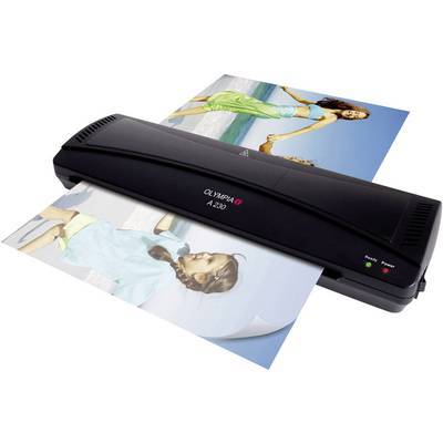 Ein schwarzer Laminiergerät ist in Gebrauch, wobei ein Foto einer Frau laminiert wird. Das Bedienfeld zeigt Strom- und Bereitschaftsanzeigen.