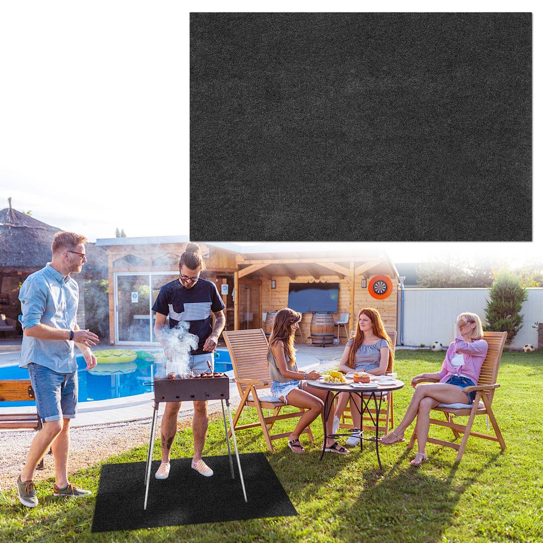 Eine Gruppe von Menschen entspannt sich in einem Hinterhof. Eine Person grillt Essen auf einem Grill, während andere an einem Tisch mit Getränken und Snacks sitzen.