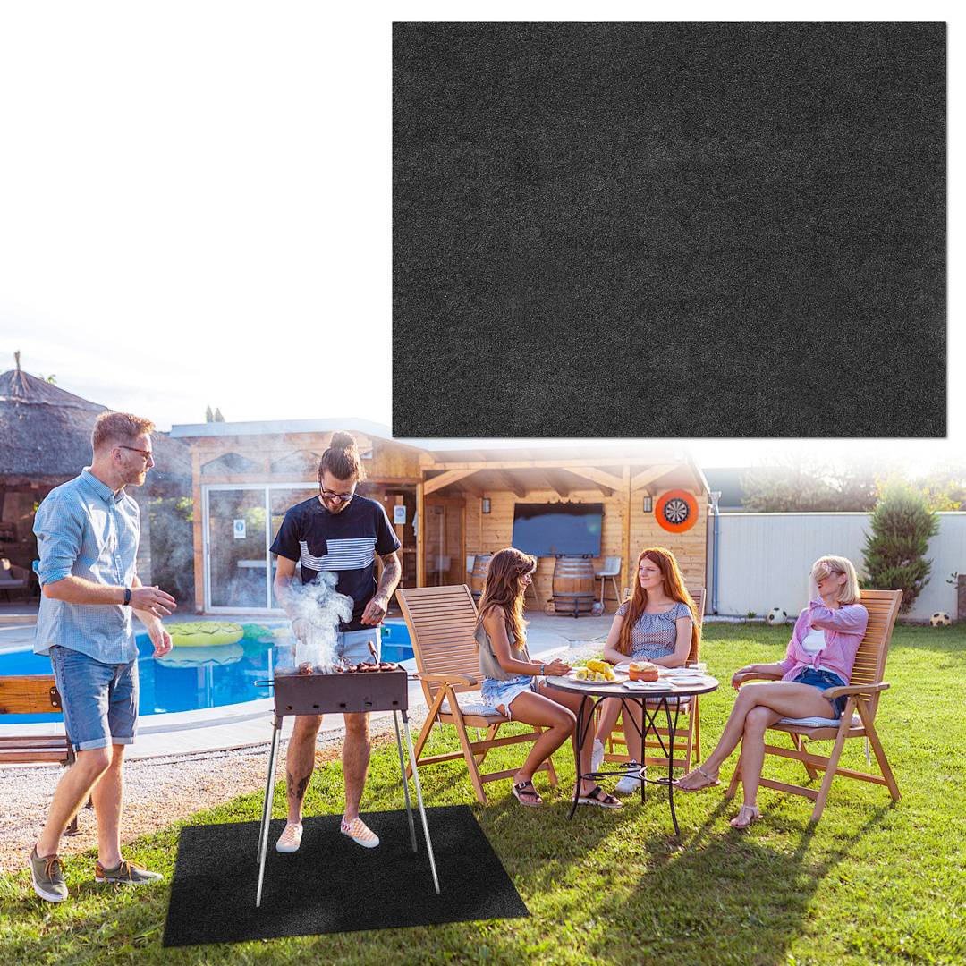 Eine Gruppe von fünf Personen genießt ein sonniges Gartenfest im Hof. Eine Person steht am Grill, während die anderen an einem Tisch sitzen. Ein Pool und ein Garten sind sichtbar.