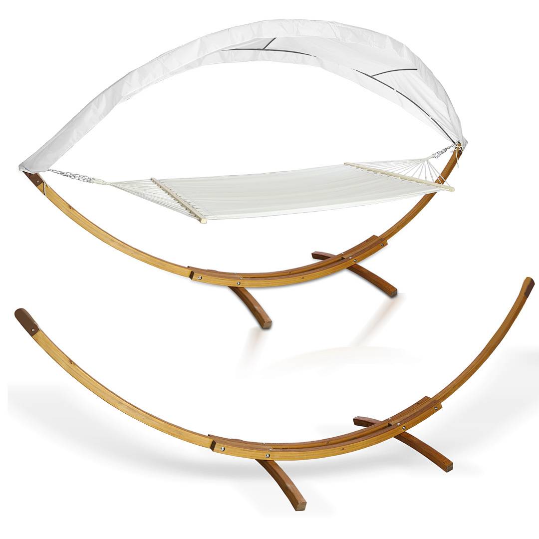 Eine weiße Hängematte mit Baldachin ist an einem Holzgestell aufgehängt und schafft einen entspannten und schattigen Außenbereich zum Entspannen.