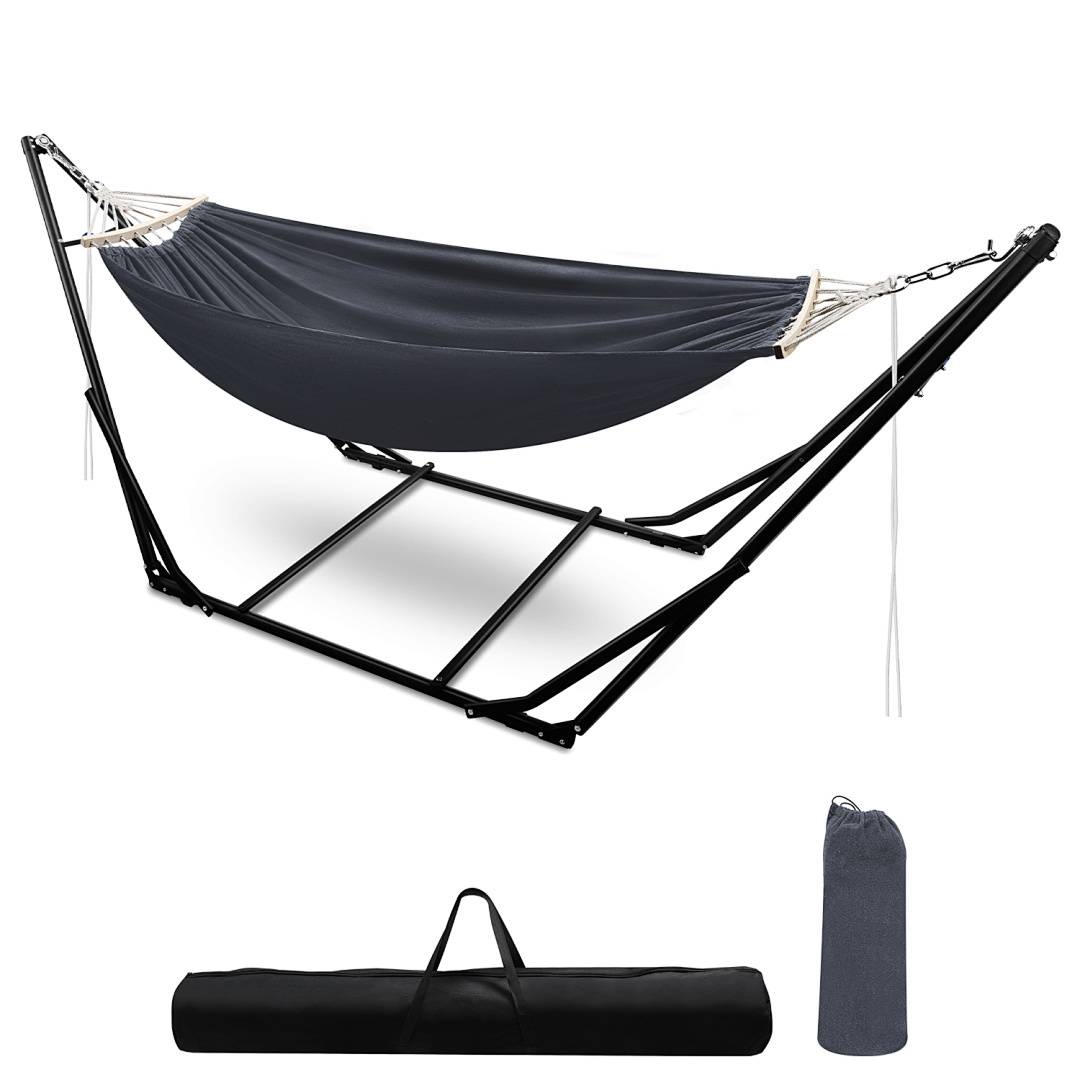 Eine tragbare dunkelgefärbte Hängematte mit einem robusten schwarzen Metallständer, begleitet von einer Tragetasche und einem Beutel, ideal für Entspannung im Freien.