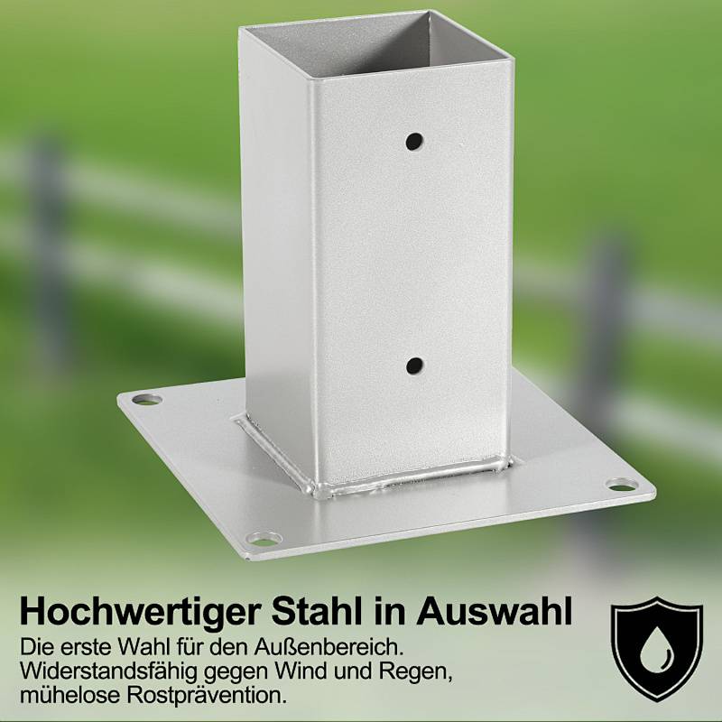 Eine silberfarbene Metallpfostenanker mit vier Schraubenlöchern auf einer Basis. Der Text in Deutsch hebt seine Haltbarkeit gegen Wind und Regen hervor, sowie Rostschutz.