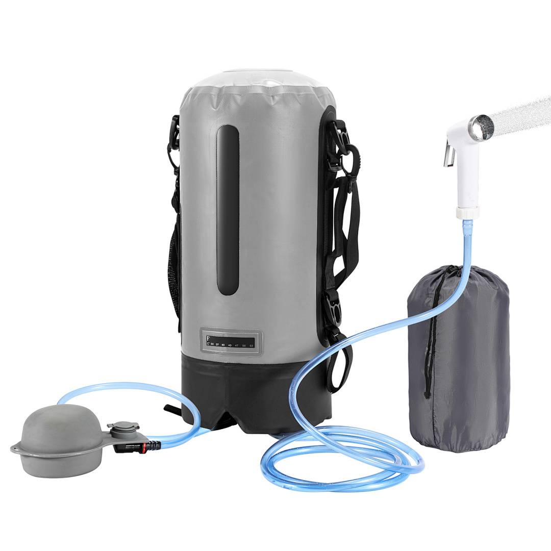 Eine tragbare Campingdusche in Grau und Schwarz mit einem Wassersack, Schlauch und Sprühkopf. Inklusive Transporttasche für einfachen Transport.