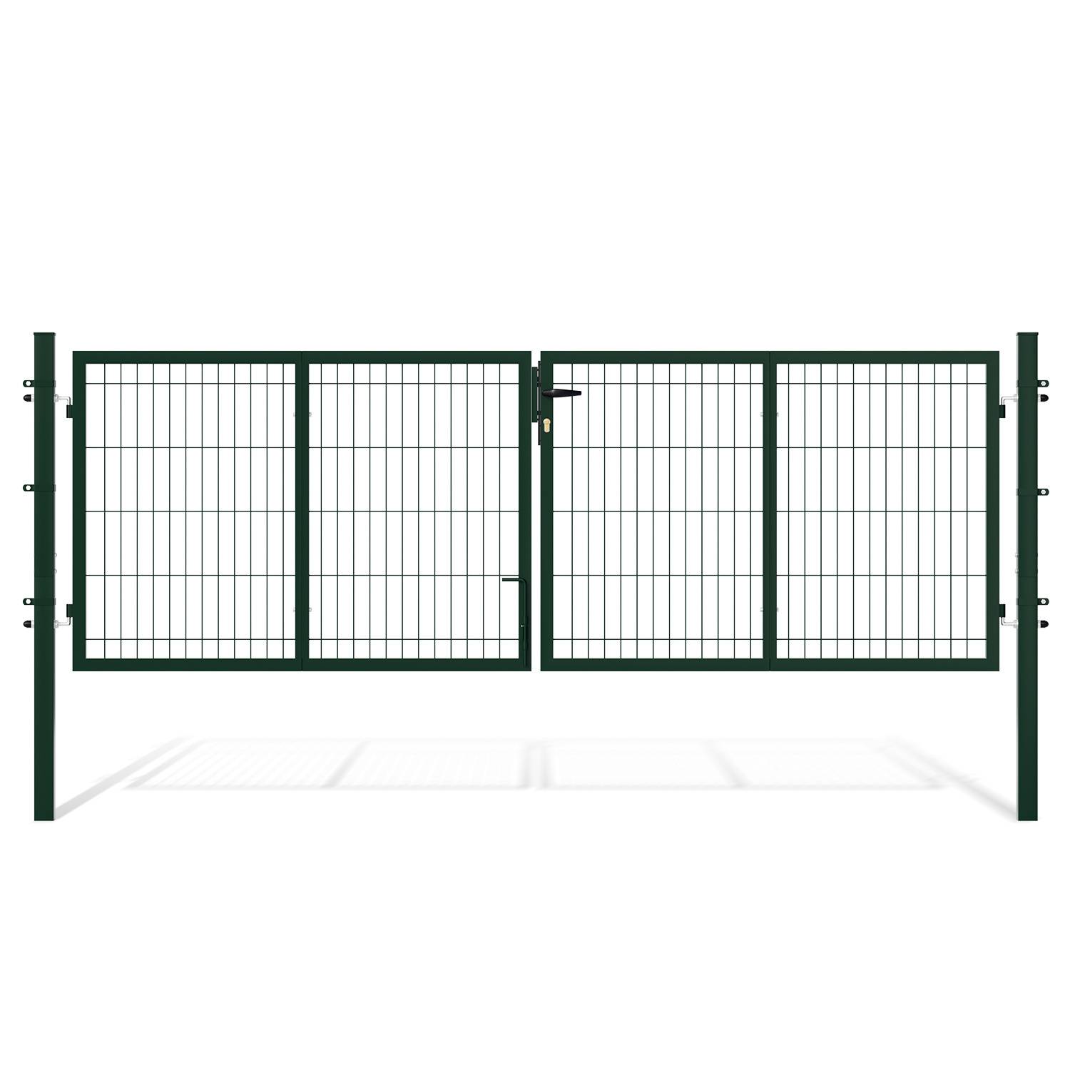 Ein schwarzes zweiflügeliges Metalltor mit vertikalen und horizontalen Stäben, mit einer zentralen Verriegelung, vor weißem Hintergrund dargestellt.