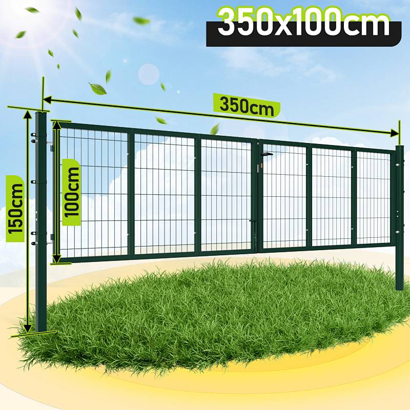 Grüner Metallzaun auf Gras mit Abmessungen: Höhe 150cm, Torgröße 100cm, Breite 350cm. Klarer blauer Himmel im Hintergrund.