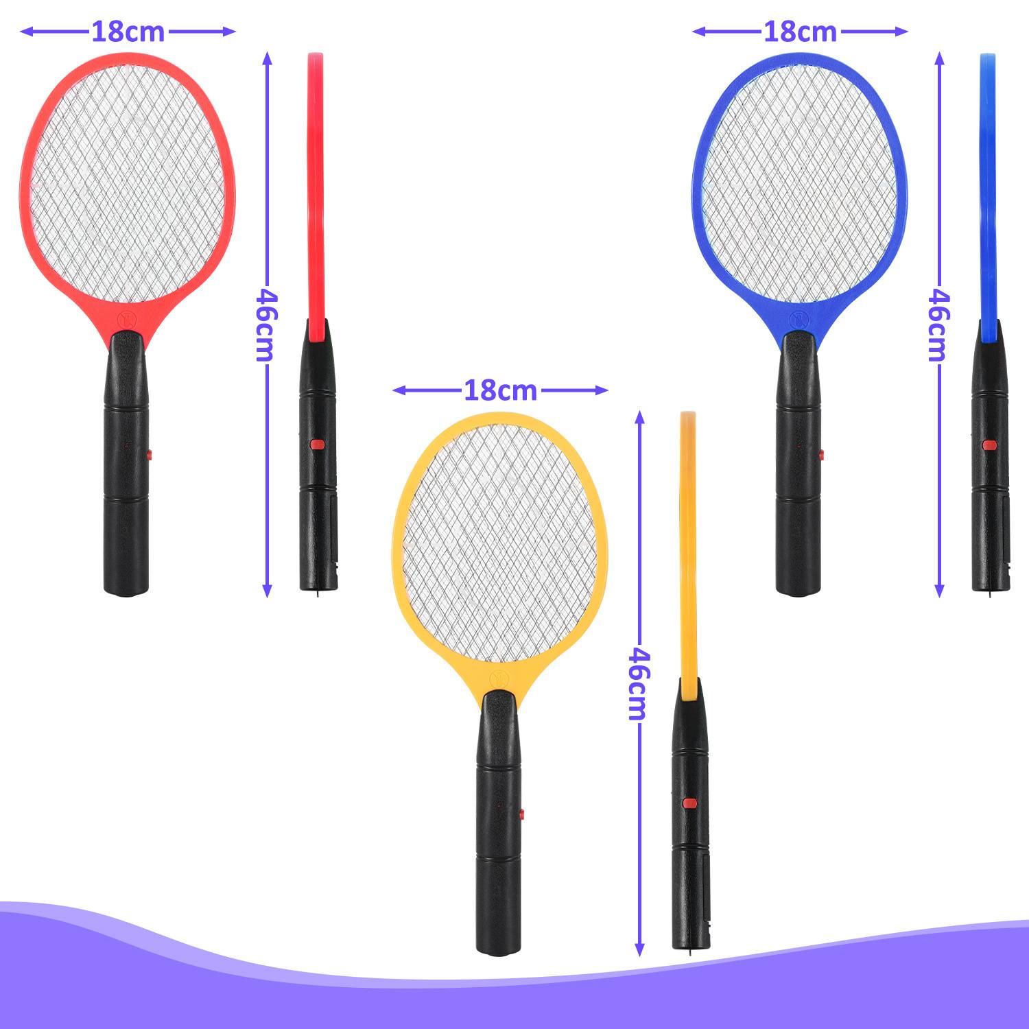 Drei elektrische Fliegenklatsche in Rot, Gelb und Blau, jede mit Netzkopf in Breite von 18 cm und Gesamtlängen von 46 cm.