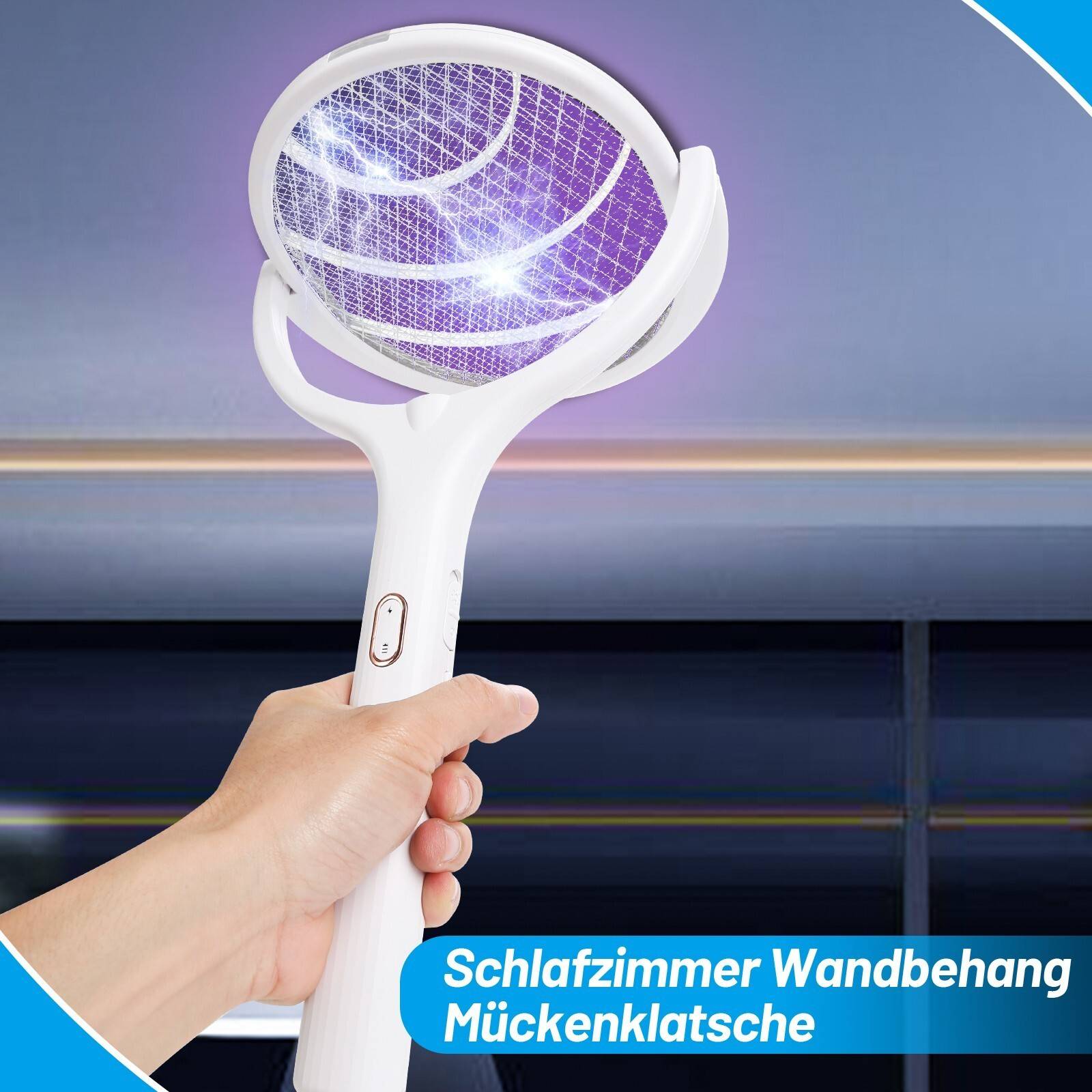 Eine Hand hält eine elektrische Fliegenklatsche, die ein violettes Licht aussendet, vor einem Fenster. Der Text lautet „Schlafzimmer Wandbehang Mückenklatsche