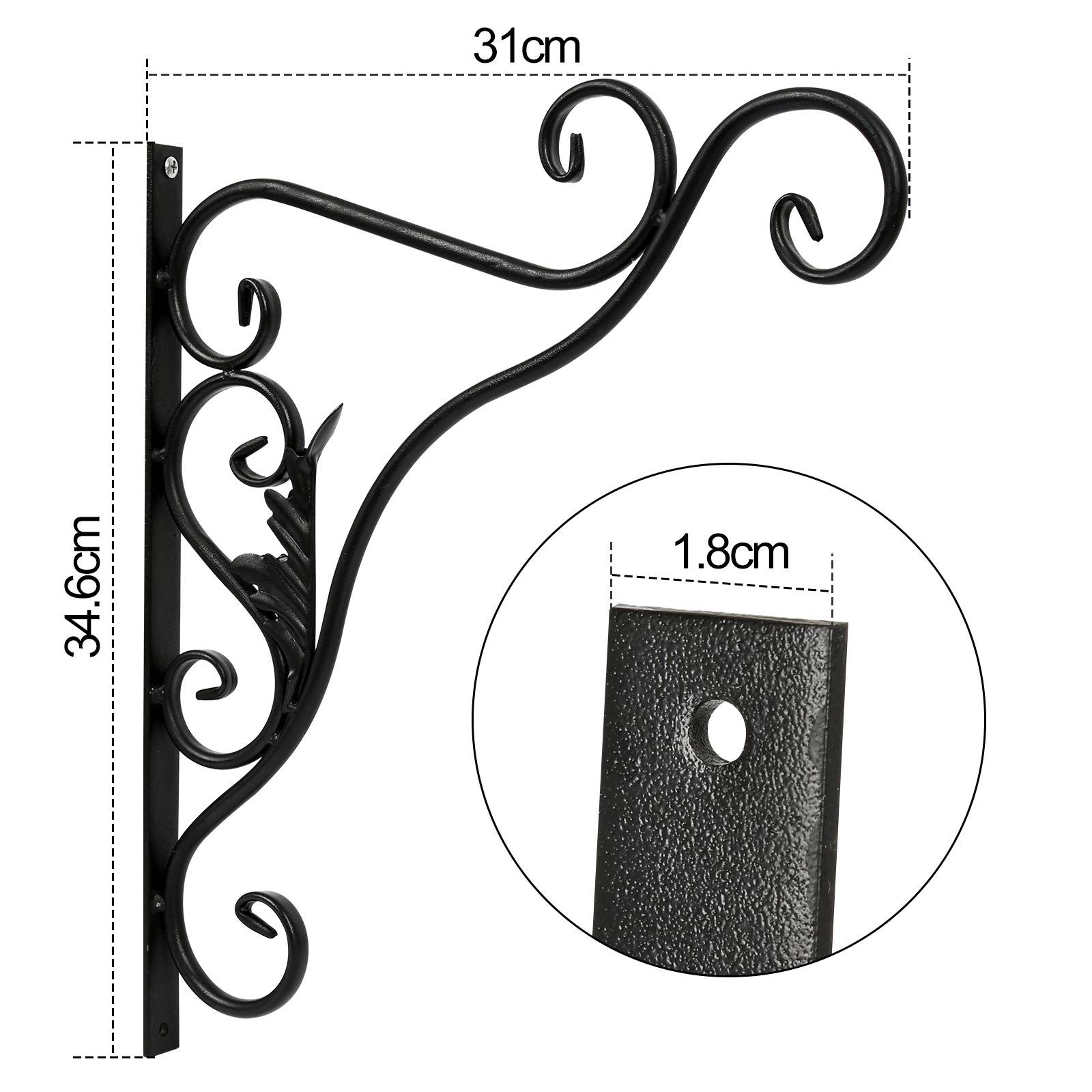 Eine dekorative Metallwandhalterung mit ornamentalem Scrolldesign, mit einer Breite von 31 cm und einer Höhe von 34,6 cm, mit einem 1,8 cm großen Loch zur Montage.