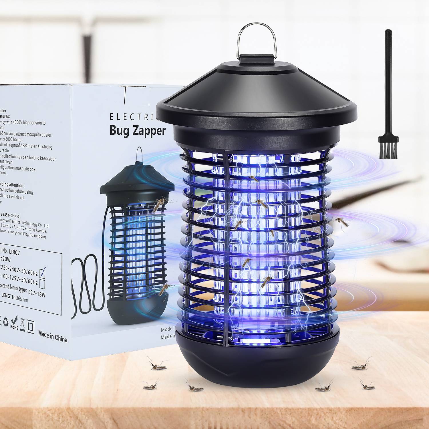 Ein schwarzer und blauer elektrischer Fliegenfänger strahlt ein Glühen aus, umgeben von kleinen Funkensymbolen, die seine Funktion andeuten. Eine Schachtel und eine Reinigungsbürste befinden sich in der Nähe.