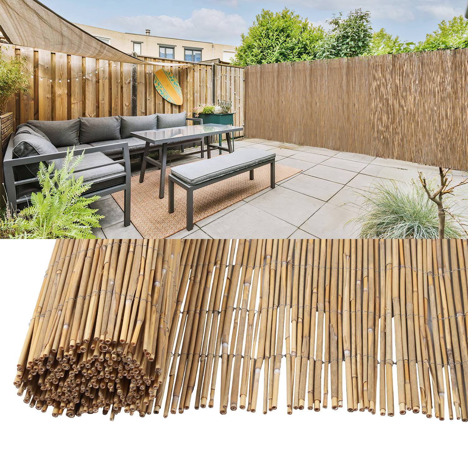 Eine Terrasse mit grauer Außenmöbel auf Fliesen, umgeben von Holz- und Bambuszäunen, Grünflächeb und Himmel im Hintergrund sichtbar.