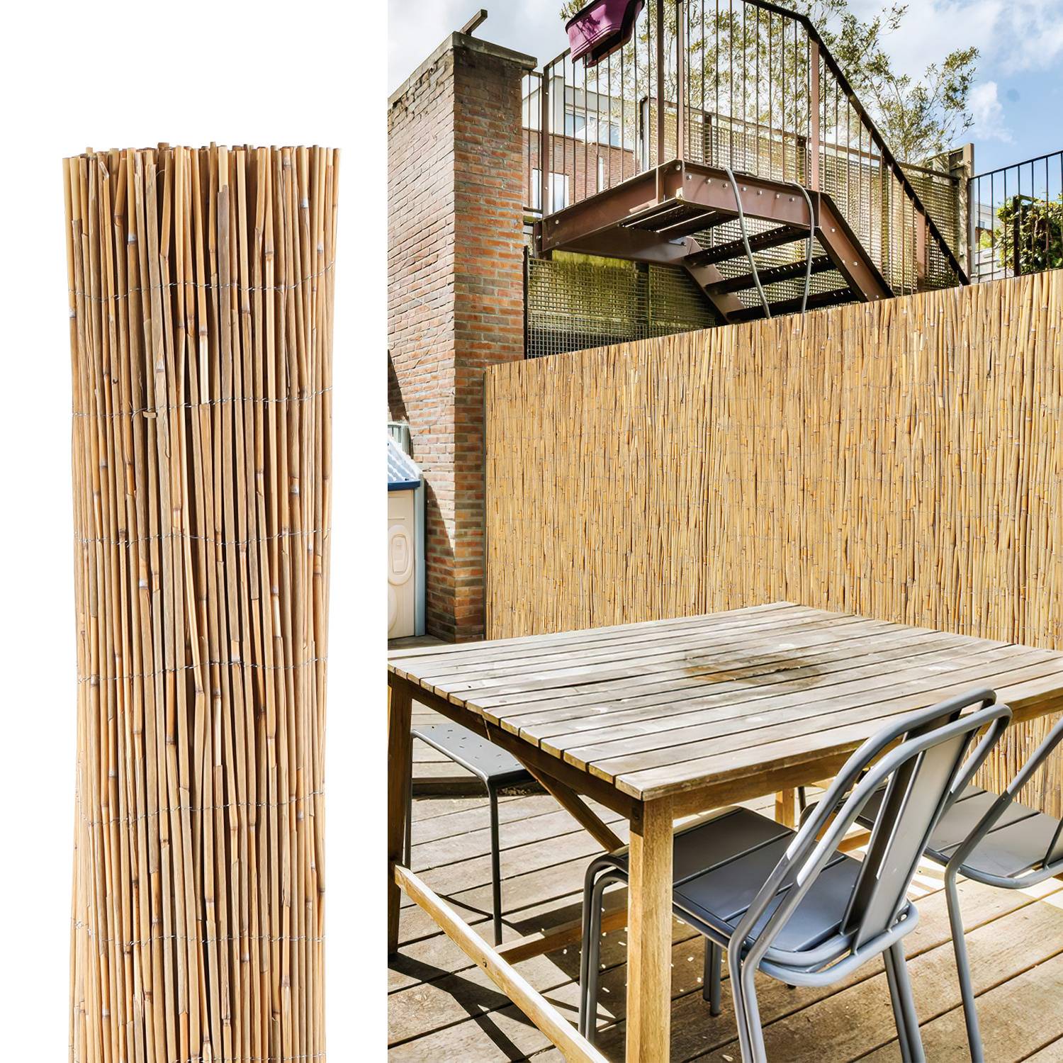 Eine Terrasse mit einem Holztisch und Metallstühlen ist von einem hohen Bambuszaun umgeben. Ein Backsteingebäude und eine Metalltreppe befinden sich im Hintergrund.