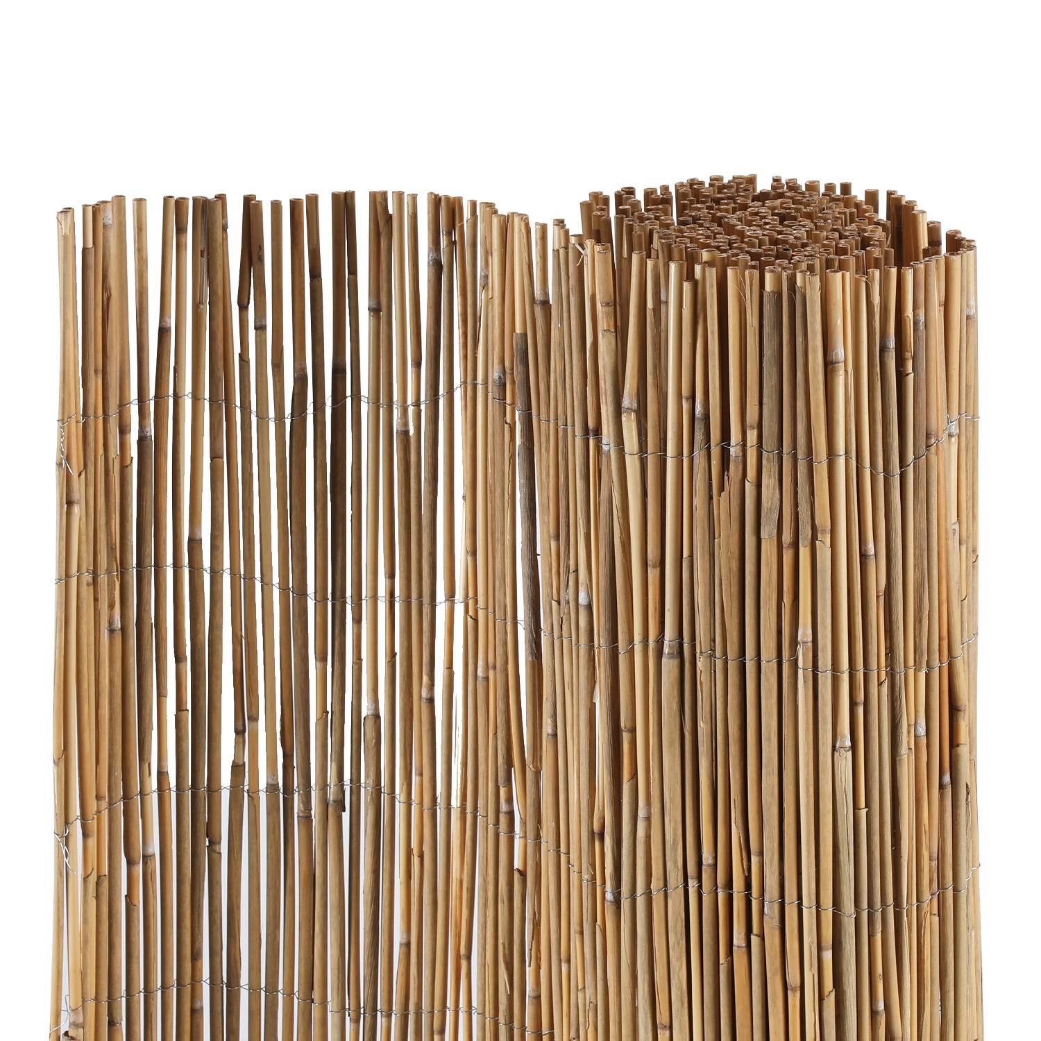 Ein aufgerollter Bambuszaun mit vertikal fest zusammengebundenen Schilfrohren, der für Privatsphäre im Garten oder zur Dekoration verwendet wird.