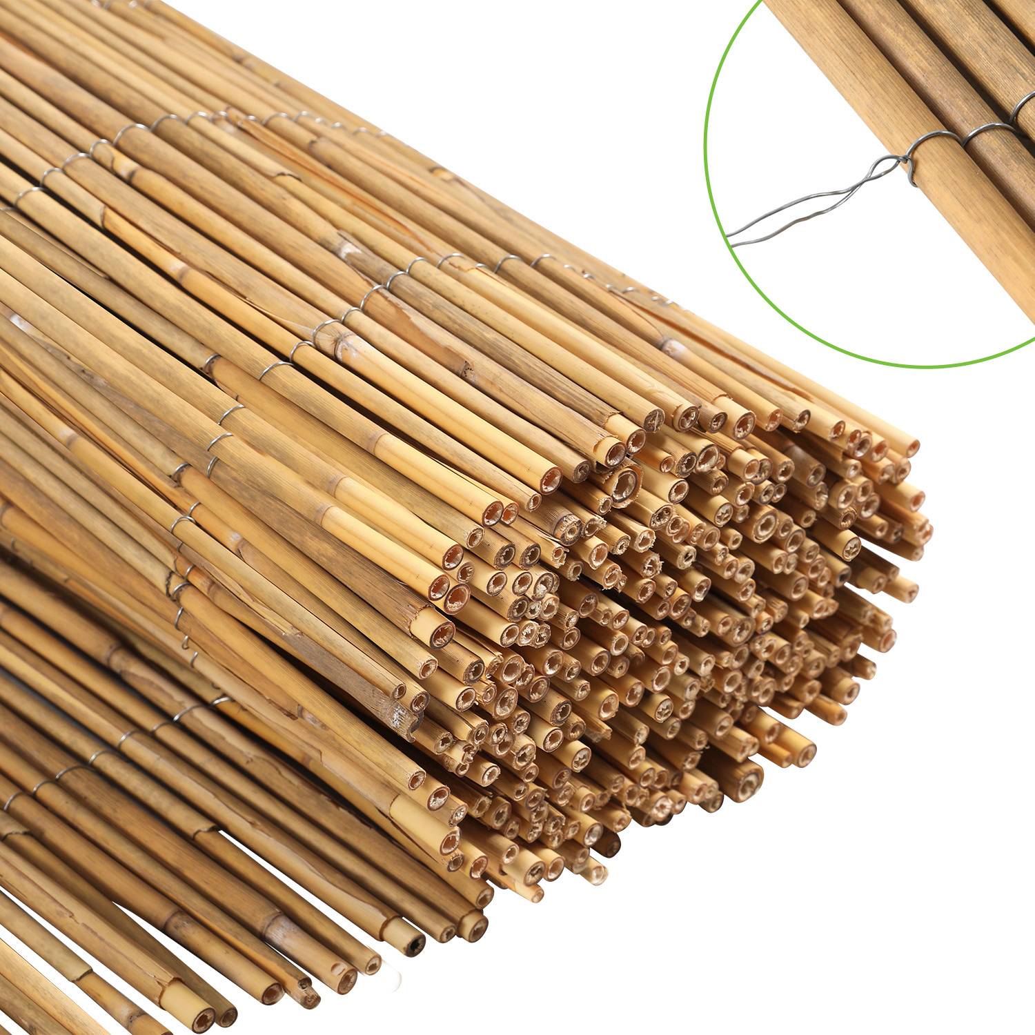 Ein aufgerolltes Bündel von Bambusstäben ist fest mit Draht gesichert, dargestellt in einer Nahaufnahme, die die Bindungsdetails hervorhebt.