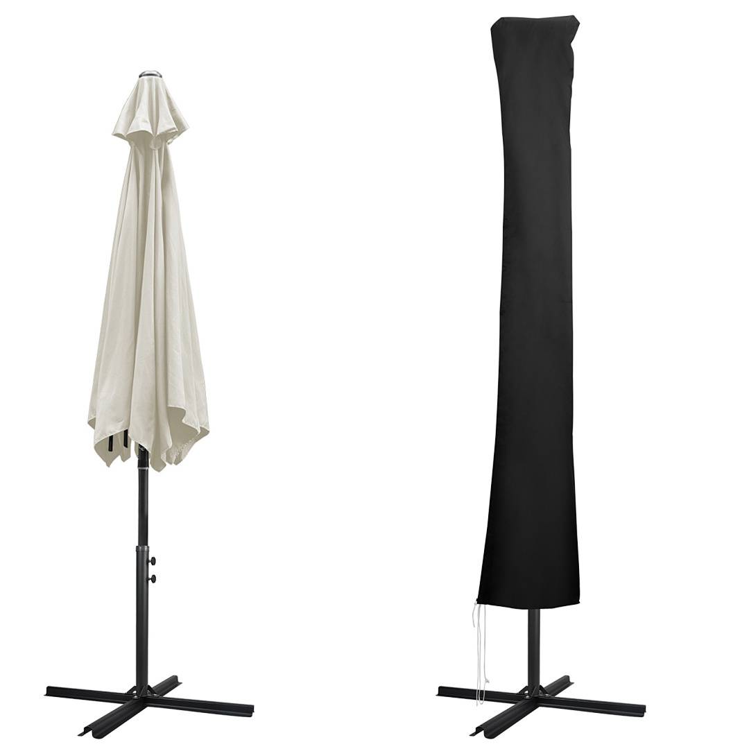 Zwei geschlossene Terrassenschirme: Links Stoff in Beige; rechts schwarze Abdeckung. Beide stehen aufrecht auf Metallgestellen mit sich kreuzenden Füßen.