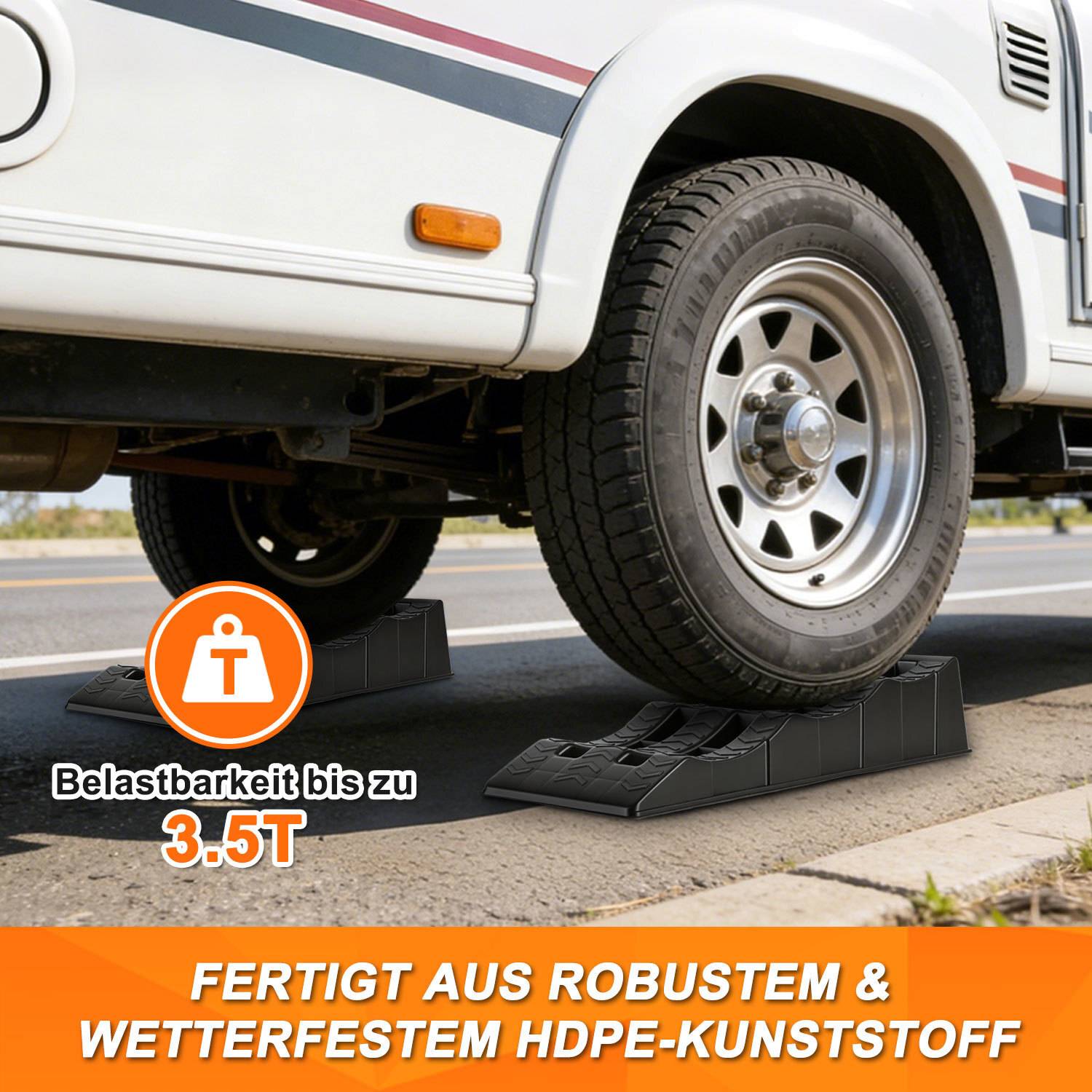 Ein weißes Fahrzeug ist auf einer Rampe geparkt, auf der ein Text auf eine Tragfähigkeit von 3,5 Tonnen hinweist. Die Rampe besteht aus dauerhaftem, witterungsbeständigem HDPE-Kunststoff.