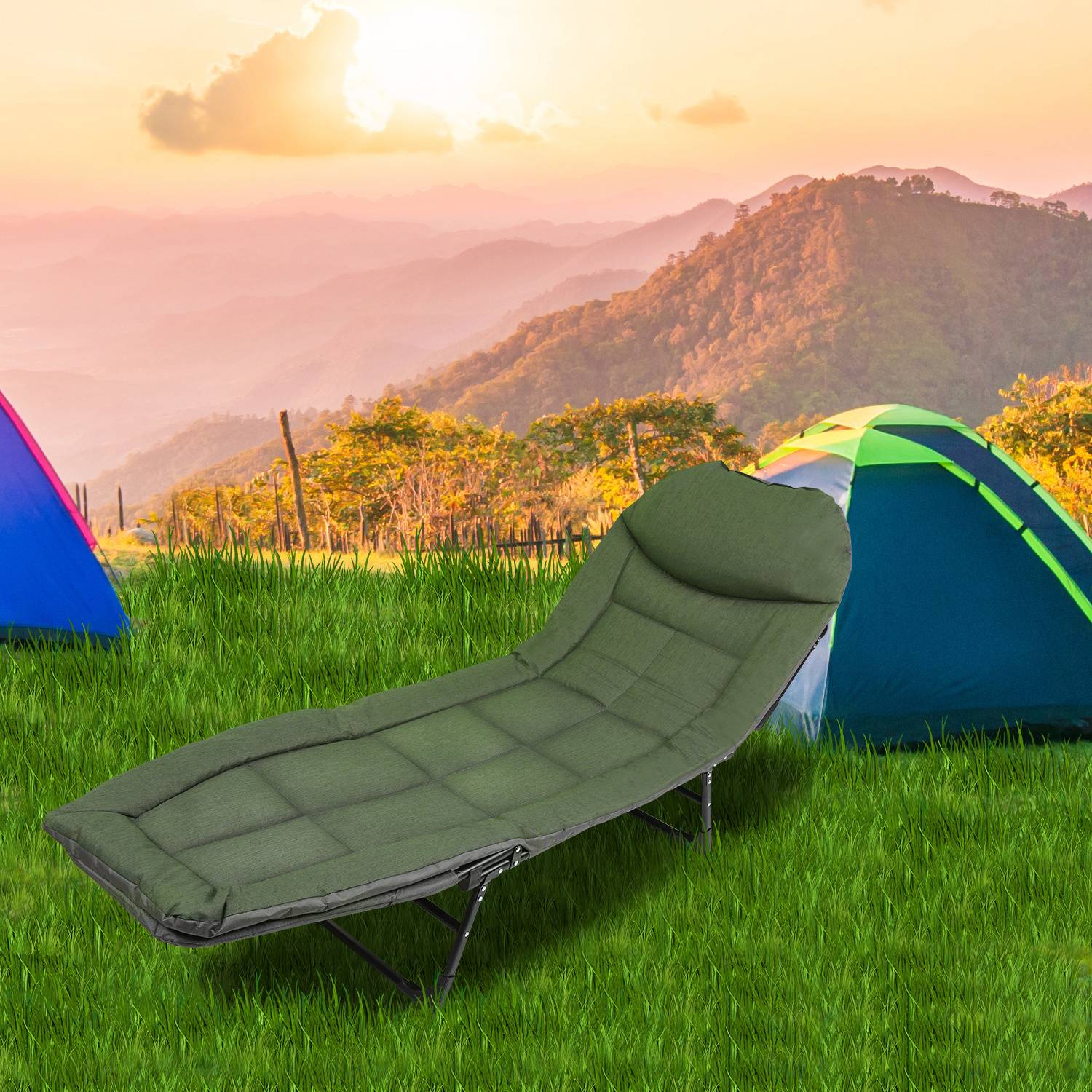 Eine friedliche Campingszene bei Sonnenaufgang mit einem klappbaren Stuhl und farbenfrohen Zelten, die auf saftigem Gras vor einem Hintergrund von sanft geschwungenen Hügeln und entfernten Wolken aufgestellt sind.