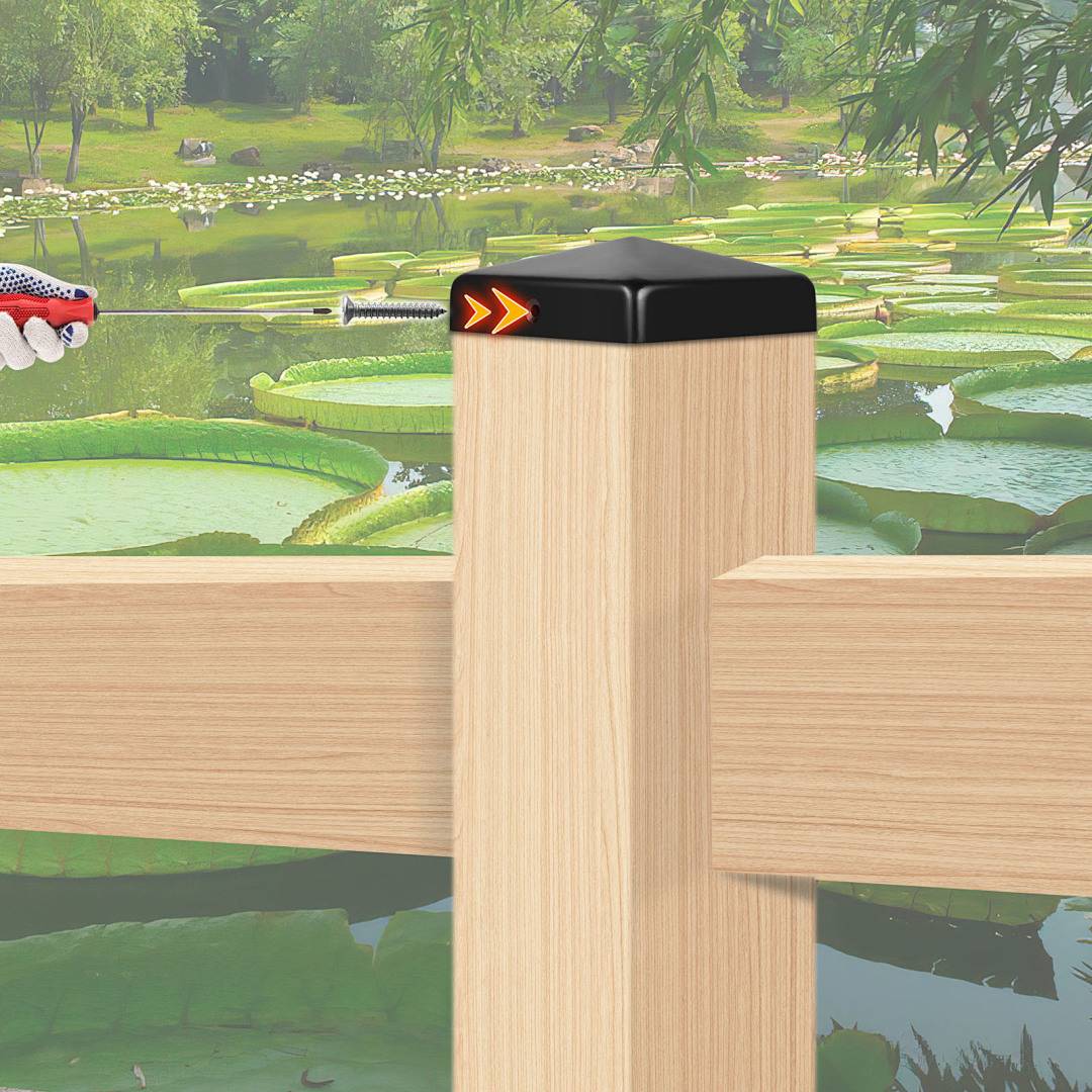Ein Holzzaunpfahl mit einer Eckenschutzvorrichtung und einer silbernen Schraube liegt vor einem Hintergrund von leuchtend grünen Seerosenblättern auf einem Teich.