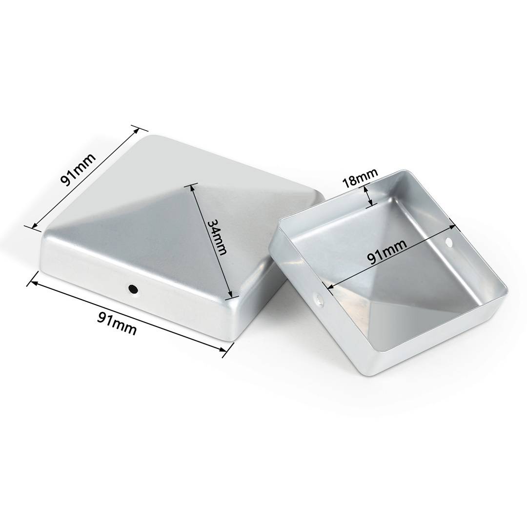 Ein quadratischer Metalldeckel, 91 mm auf jeder Seite, mit einer Höhe von 34 mm. Ein ähnlicher Deckel ist geneigt dargestellt und zeigt Löcher auf einer Seite.