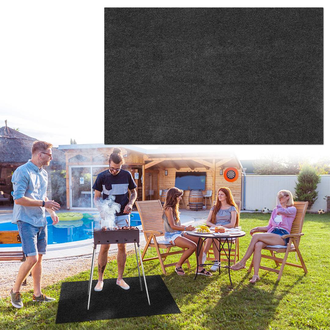 Eine Gruppe von Menschen genießt ein Gartengrill-Fest an einem sonnigen Tag. Zwei Männer stehen am Grill, während zwei Frauen an einem Tisch sitzen. Im Hintergrund befindet sich ein Schwimmbecken.